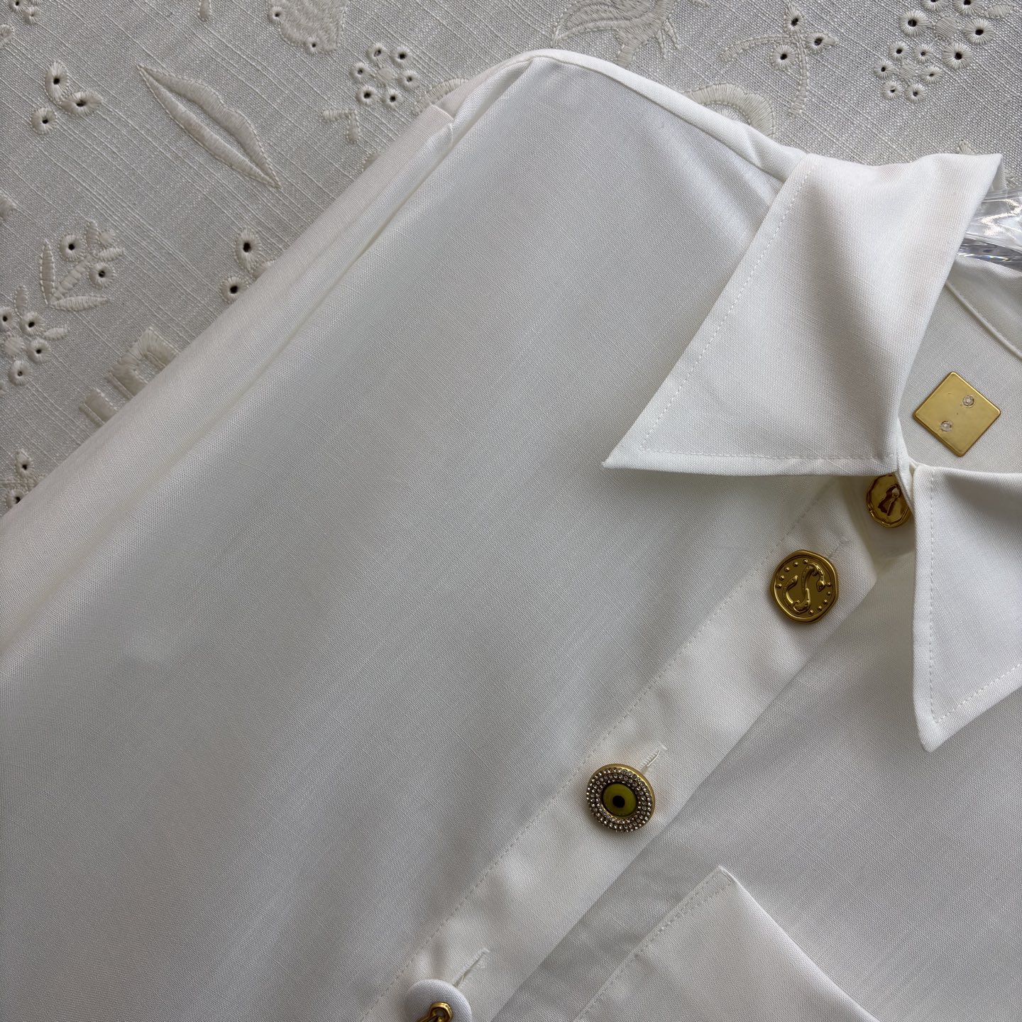 Sch高级感金扣套装 经典黑白两色 自带清冷贵气 质感顺滑垂顺 金扣细节精致点睛 衬衫利落有型 阔腿裤藏