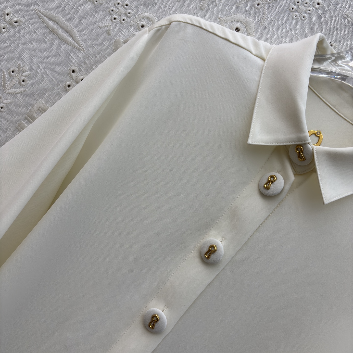 Sch翻领灯笼袖衬衫 藏肉又显灵动 垂顺面料自带高级感 通勤约会都能轻松拿捏 是衣柜里永远不会出错的温柔