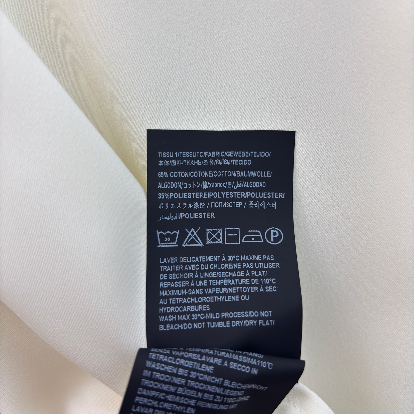 Sch翻领灯笼袖衬衫 藏肉又显灵动 垂顺面料自带高级感 通勤约会都能轻松拿捏 是衣柜里永远不会出错的温柔