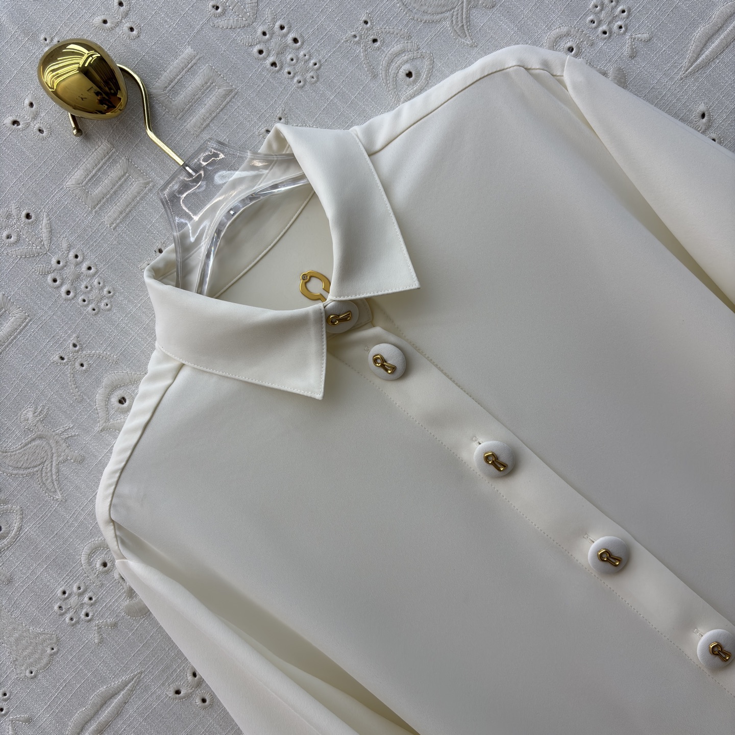 Sch翻领灯笼袖衬衫 藏肉又显灵动 垂顺面料自带高级感 通勤约会都能轻松拿捏 是衣柜里永远不会出错的温柔