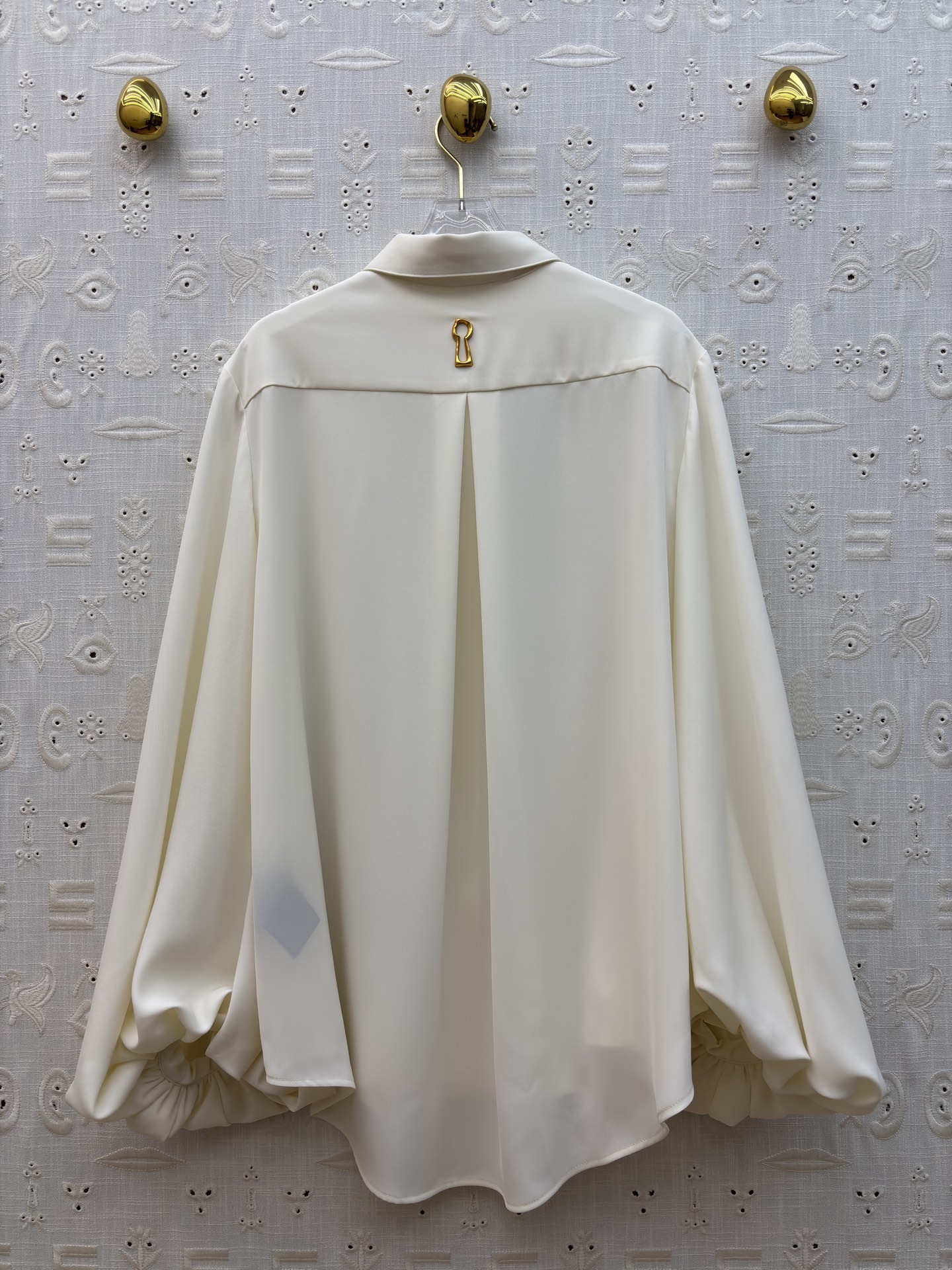 Sch翻领灯笼袖衬衫 藏肉又显灵动 垂顺面料自带高级感 通勤约会都能轻松拿捏 是衣柜里永远不会出错的温柔