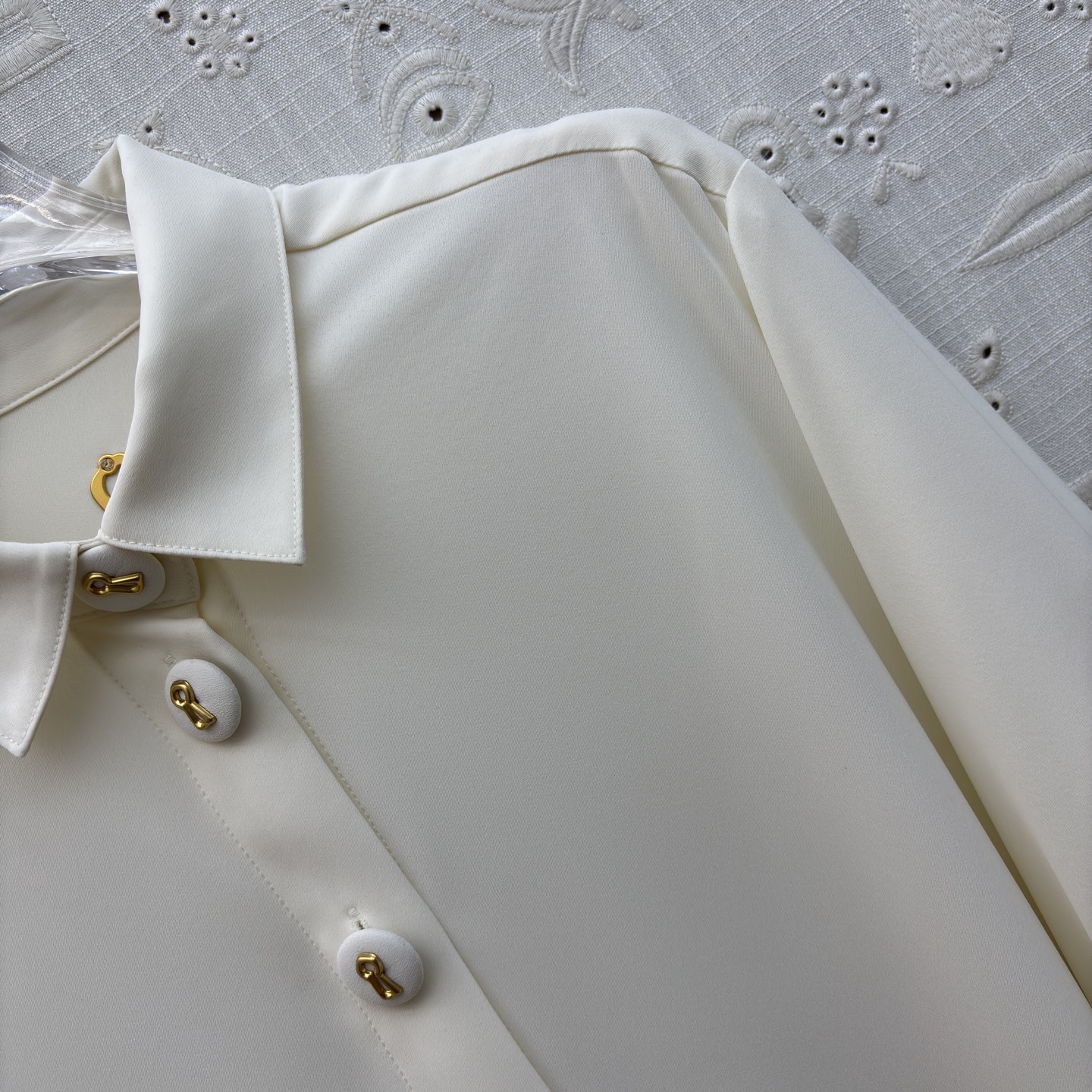 Sch翻领灯笼袖衬衫 藏肉又显灵动 垂顺面料自带高级感 通勤约会都能轻松拿捏 是衣柜里永远不会出错的温柔