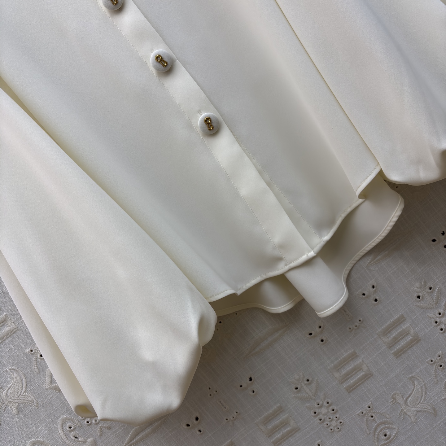 Sch翻领灯笼袖衬衫 藏肉又显灵动 垂顺面料自带高级感 通勤约会都能轻松拿捏 是衣柜里永远不会出错的温柔