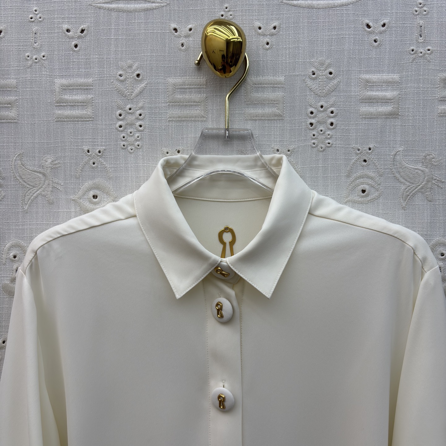 Sch翻领灯笼袖衬衫 藏肉又显灵动 垂顺面料自带高级感 通勤约会都能轻松拿捏 是衣柜里永远不会出错的温柔