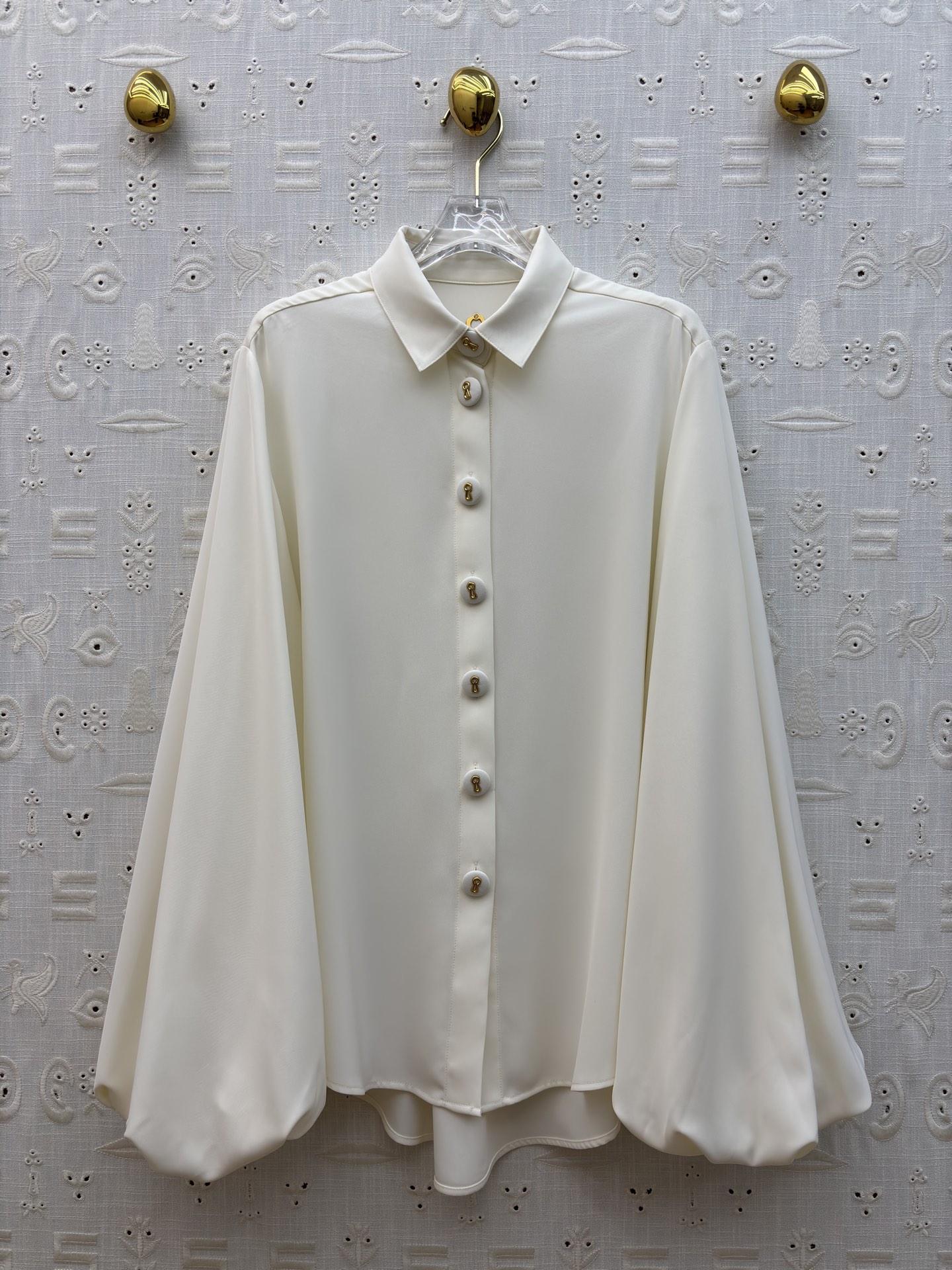 Sch翻领灯笼袖衬衫 藏肉又显灵动 垂顺面料自带高级感 通勤约会都能轻松拿捏 是衣柜里永远不会出错的温柔