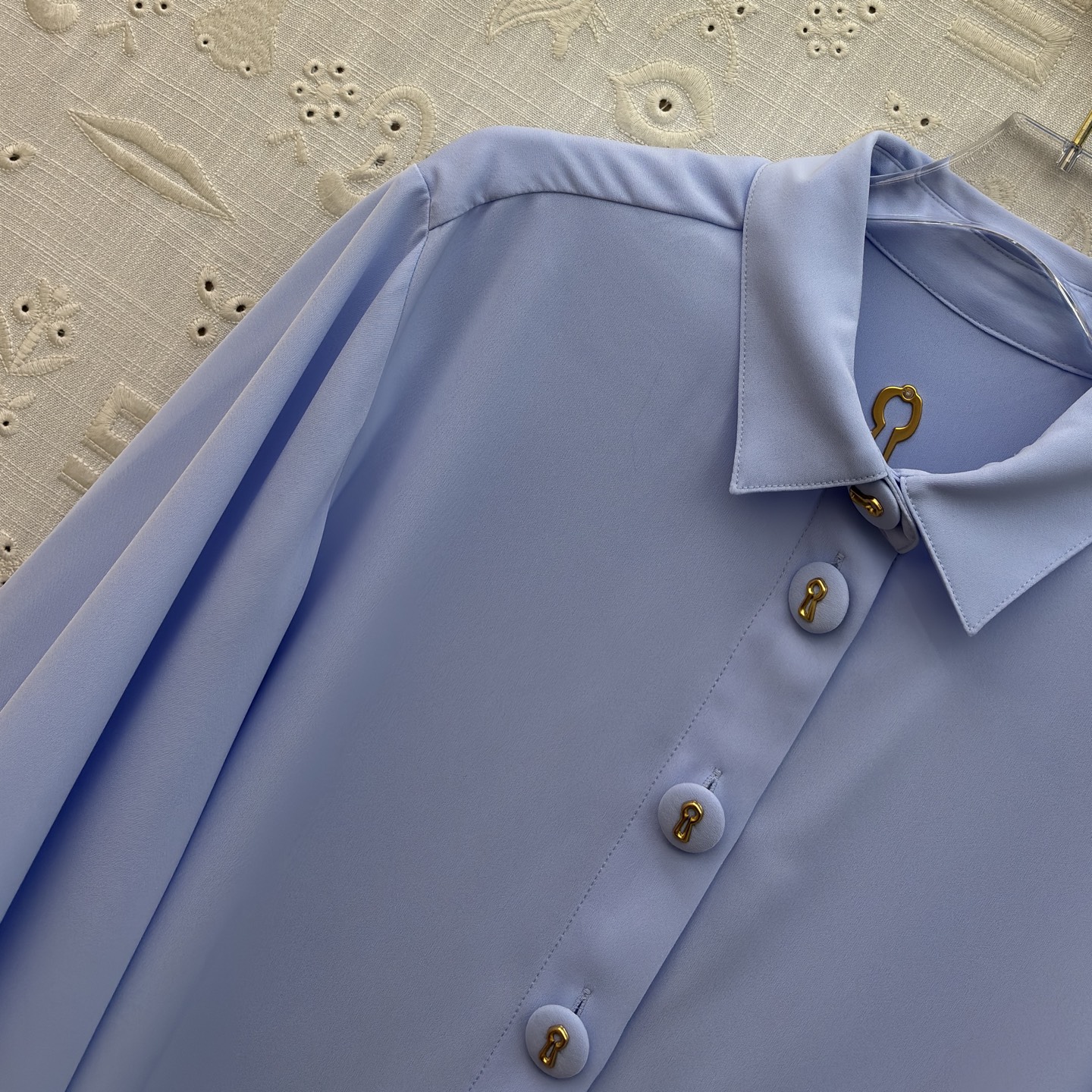 Sch翻领灯笼袖衬衫 藏肉又显灵动 垂顺面料自带高级感 通勤约会都能轻松拿捏 是衣柜里永远不会出错的温柔