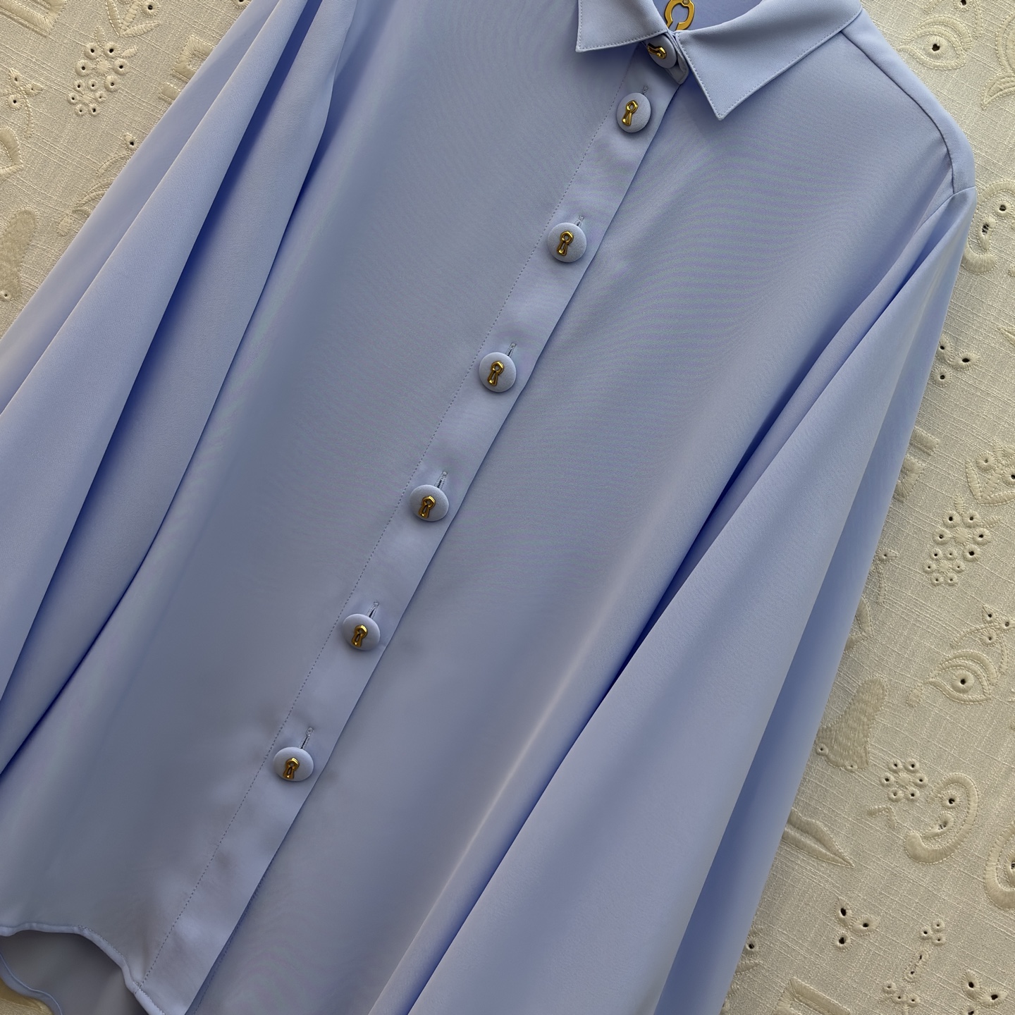 Sch翻领灯笼袖衬衫 藏肉又显灵动 垂顺面料自带高级感 通勤约会都能轻松拿捏 是衣柜里永远不会出错的温柔