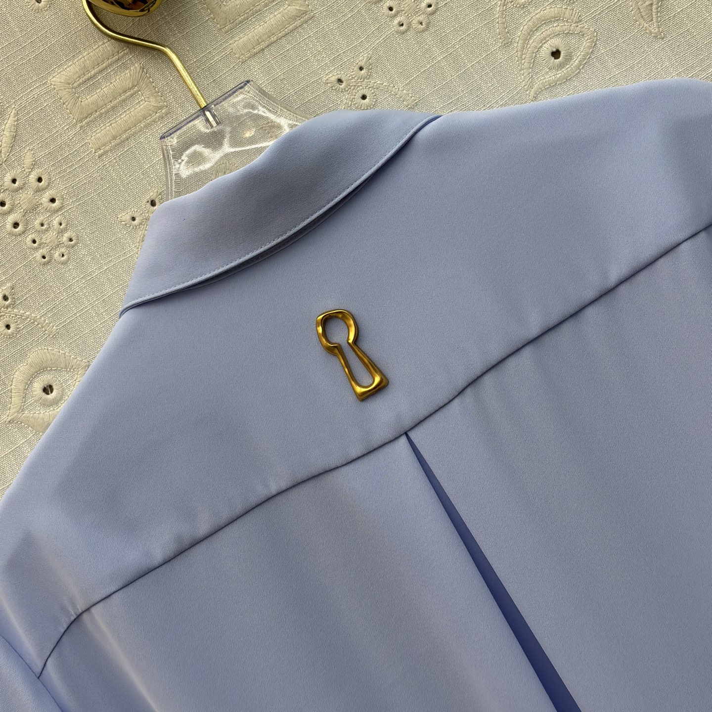 Sch翻领灯笼袖衬衫 藏肉又显灵动 垂顺面料自带高级感 通勤约会都能轻松拿捏 是衣柜里永远不会出错的温柔