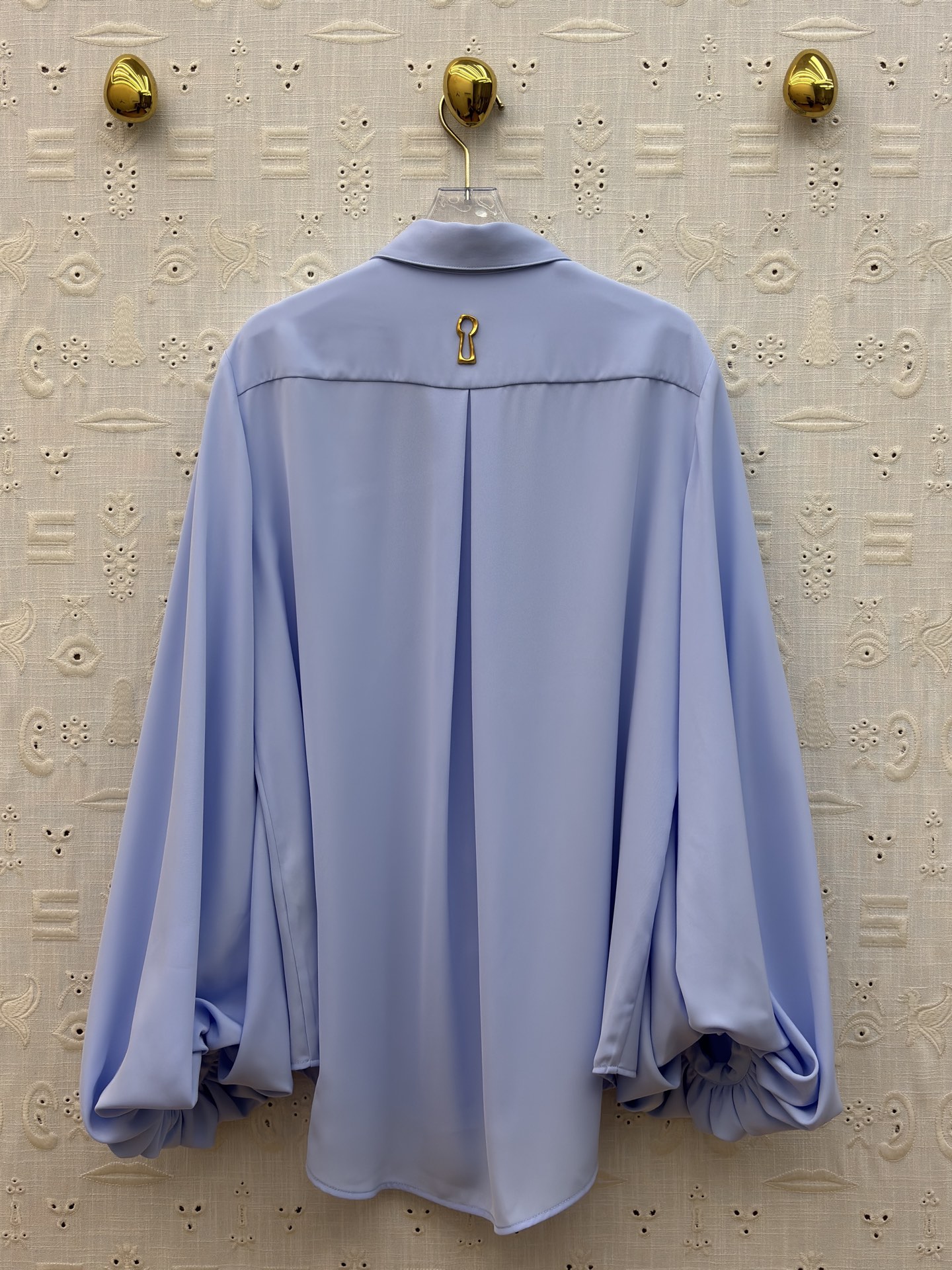 Sch翻领灯笼袖衬衫 藏肉又显灵动 垂顺面料自带高级感 通勤约会都能轻松拿捏 是衣柜里永远不会出错的温柔