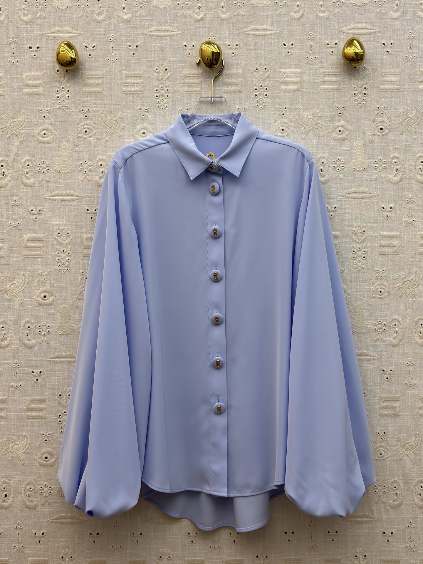 Sch翻领灯笼袖衬衫 藏肉又显灵动 垂顺面料自带高级感 通勤约会都能轻松拿捏 是衣柜里永远不会出错的温柔