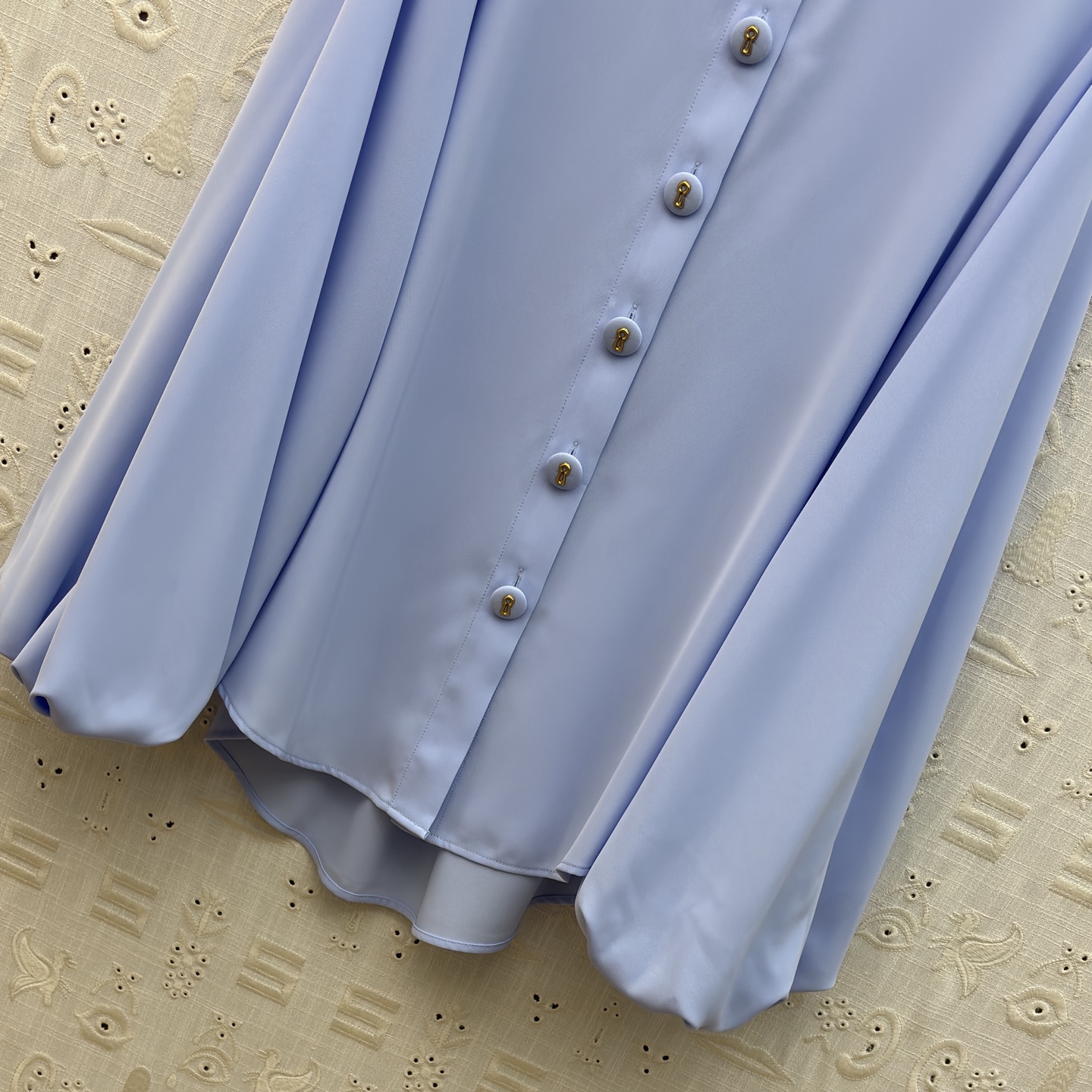 Sch翻领灯笼袖衬衫 藏肉又显灵动 垂顺面料自带高级感 通勤约会都能轻松拿捏 是衣柜里永远不会出错的温柔