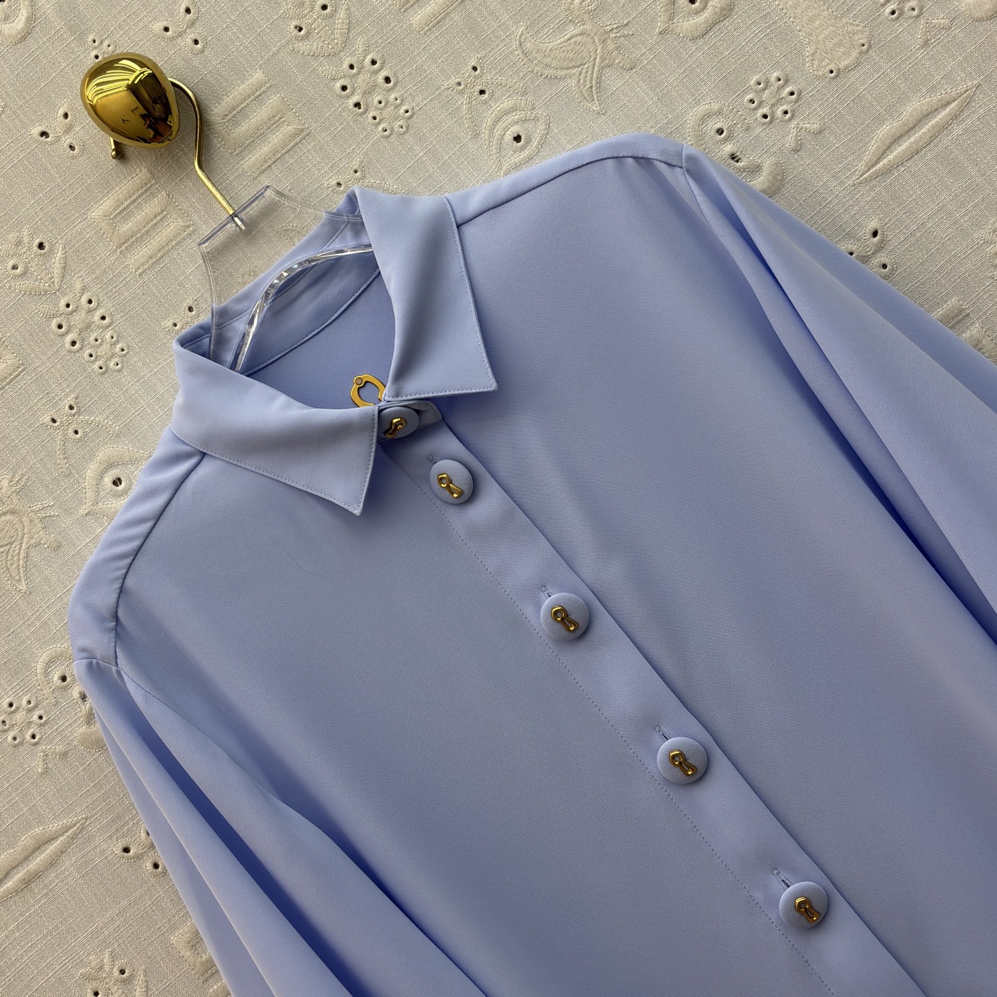 Sch翻领灯笼袖衬衫 藏肉又显灵动 垂顺面料自带高级感 通勤约会都能轻松拿捏 是衣柜里永远不会出错的温柔