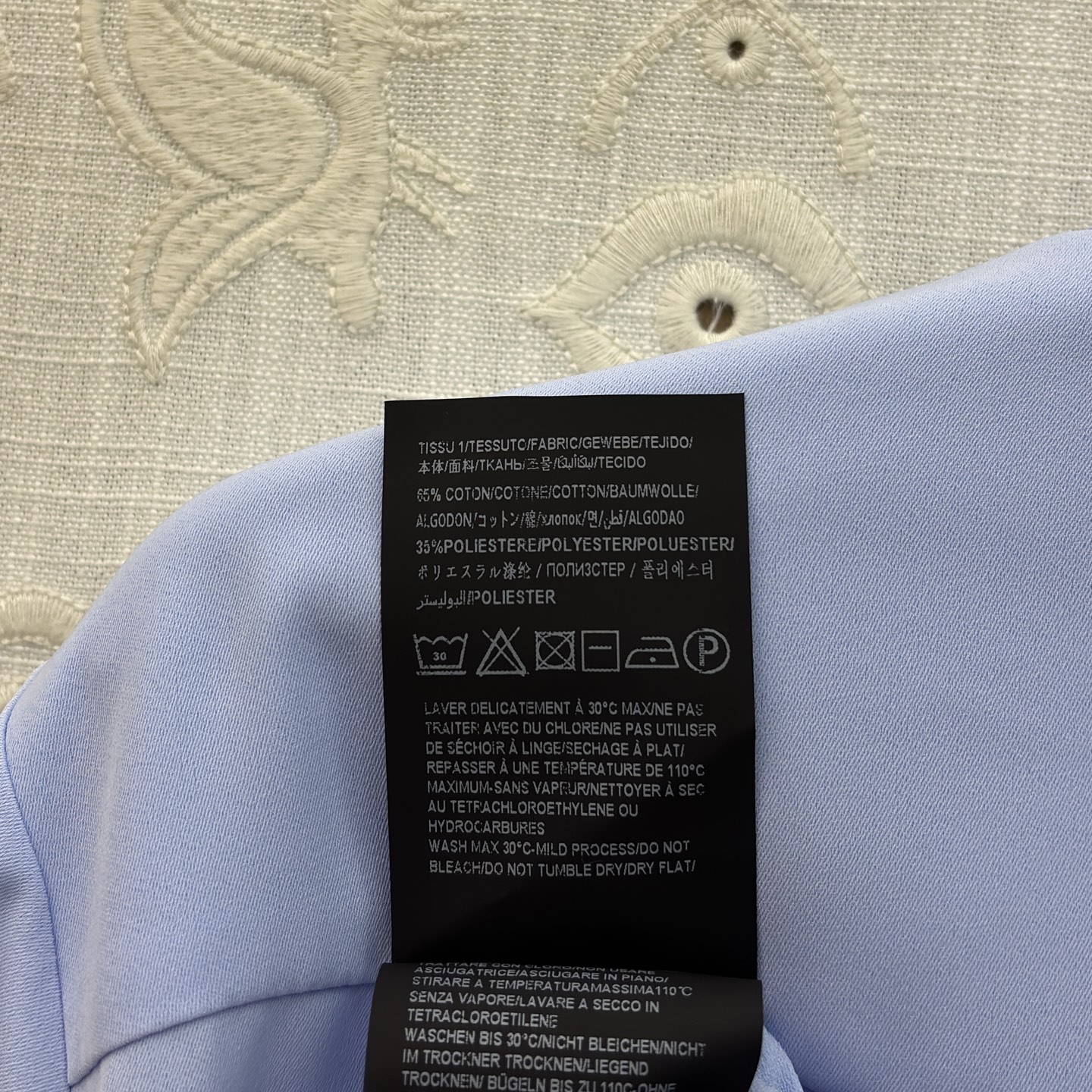 Sch翻领灯笼袖衬衫 藏肉又显灵动 垂顺面料自带高级感 通勤约会都能轻松拿捏 是衣柜里永远不会出错的温柔