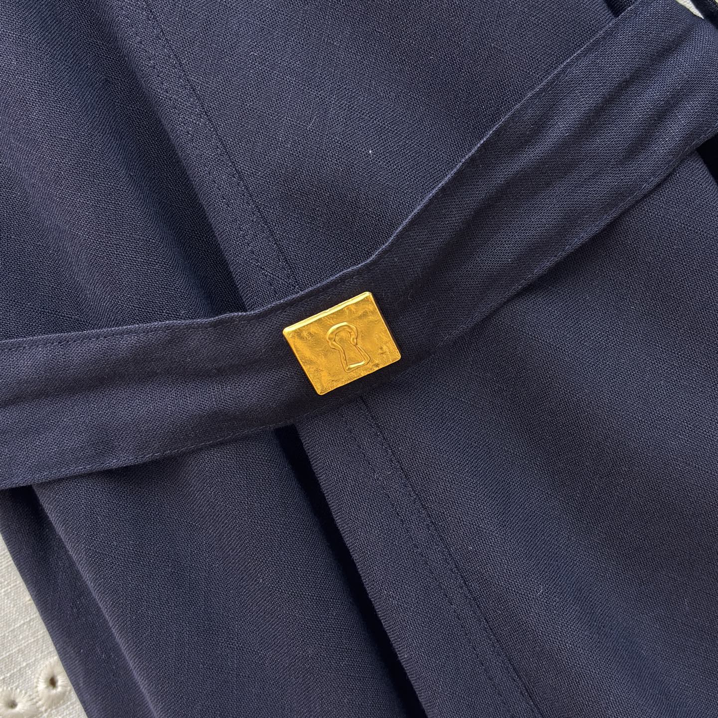 Sch亚麻衬衫领连衣裙 利落翻领搭配收腰系带设计 一秒优化身材比例 透气亚麻质感自带松弛感 通勤、约会、