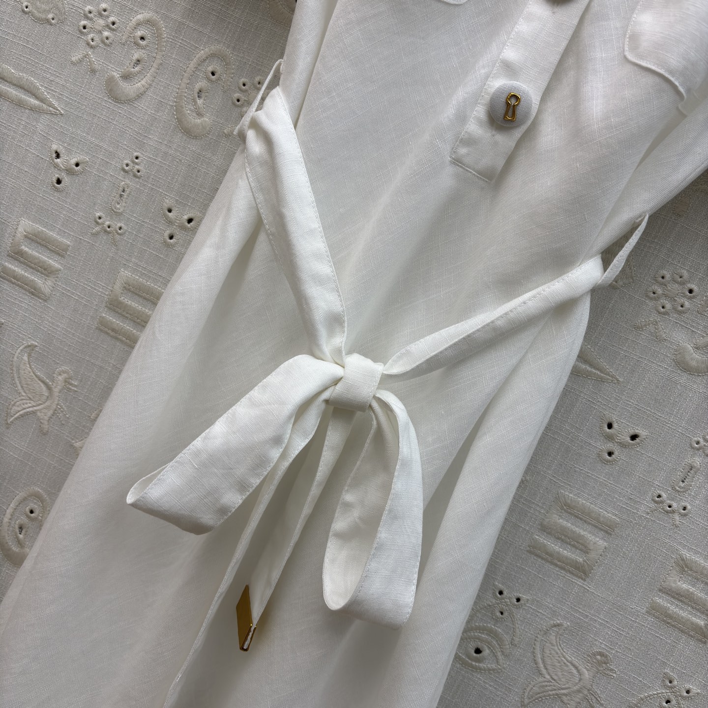 Sch亚麻衬衫领连衣裙 利落翻领搭配收腰系带设计 一秒优化身材比例 透气亚麻质感自带松弛感 通勤、约会、