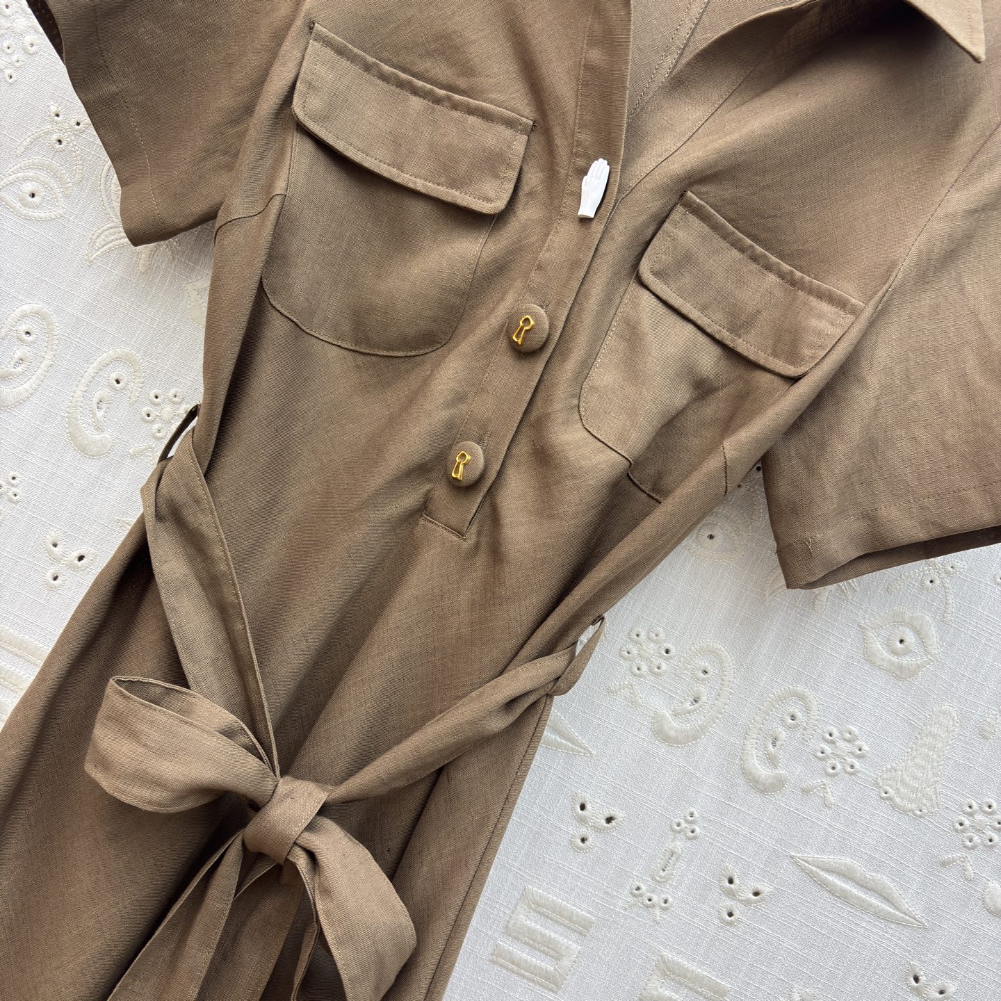 Sch亚麻衬衫领连衣裙 利落翻领搭配收腰系带设计 一秒优化身材比例 透气亚麻质感自带松弛感 通勤、约会、