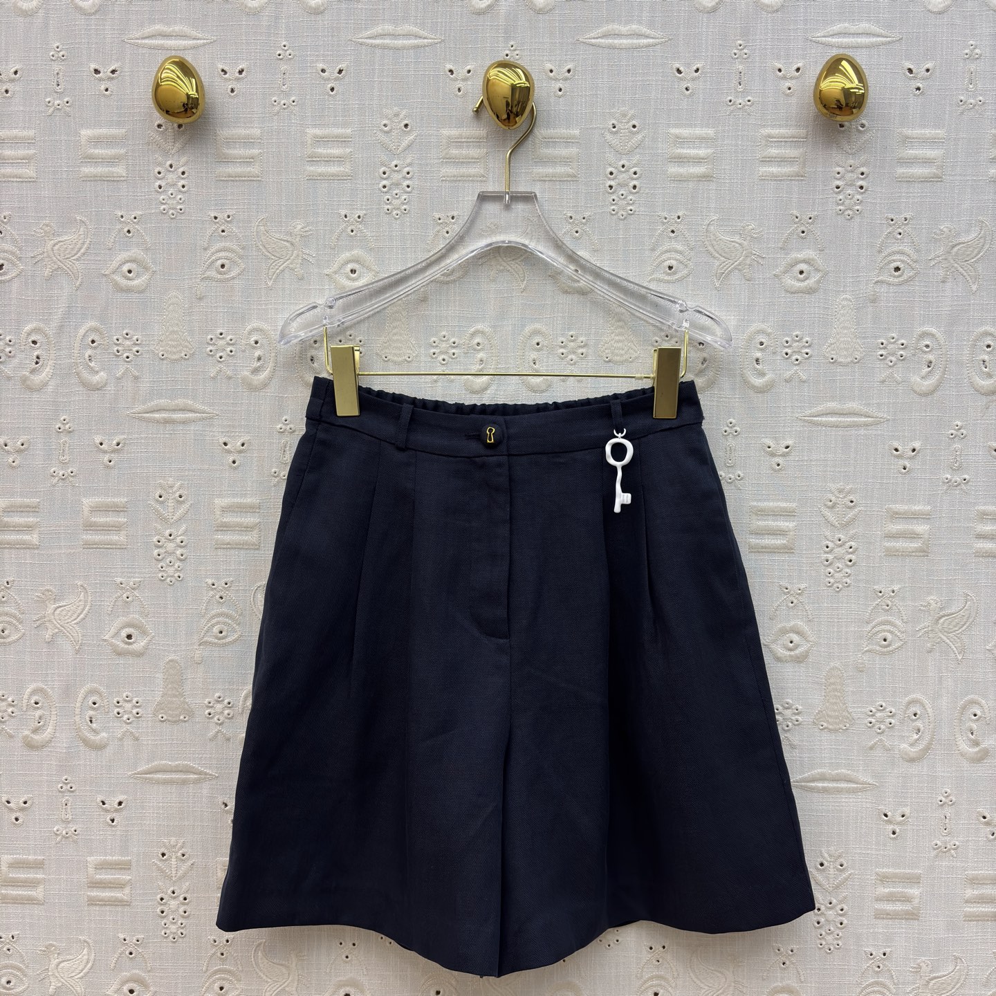 Sch亚麻马甲短裤套装 利落V领马甲搭配高腰花苞短裤 藏肉显瘦又提气场 透气亚麻质感自带松弛感 通勤、约