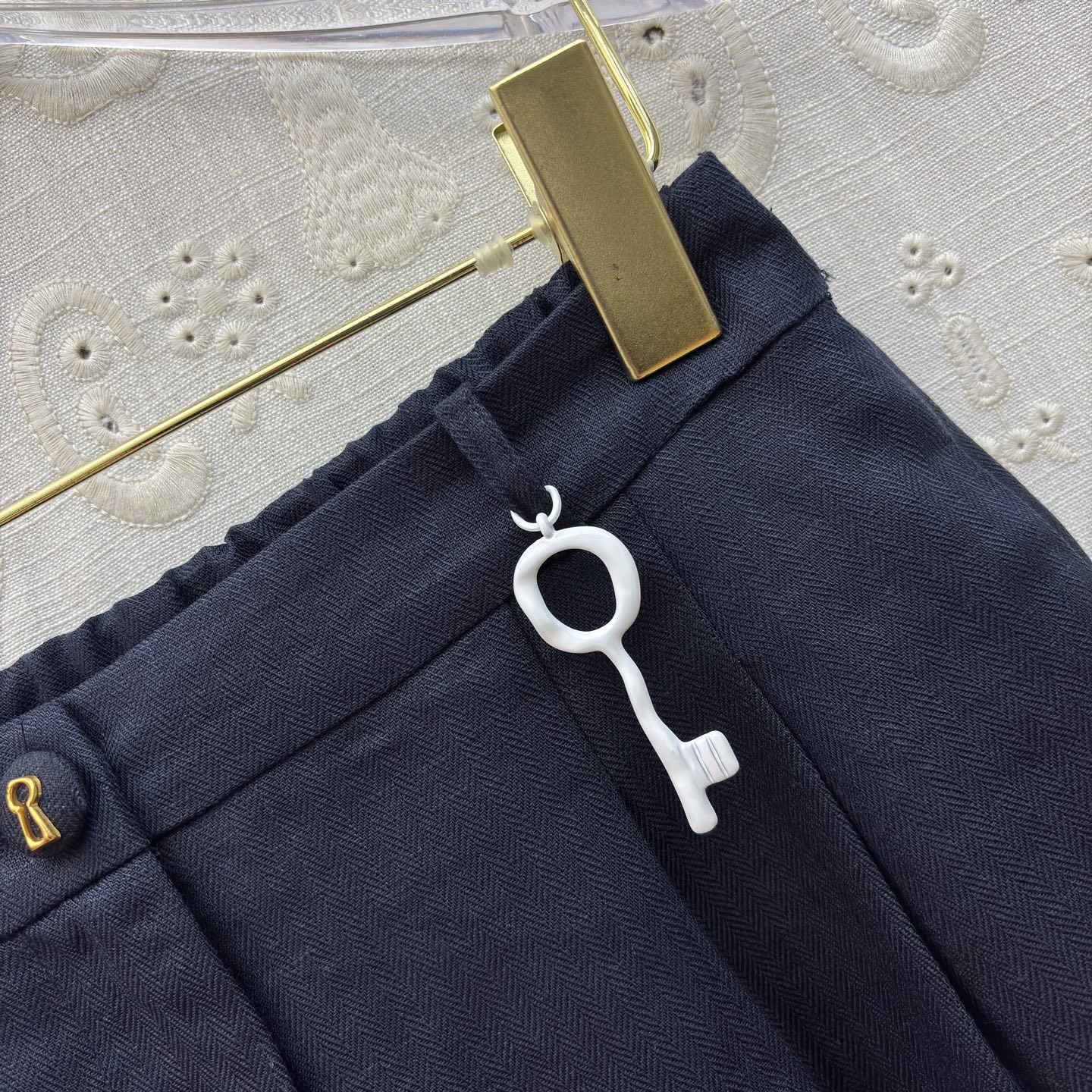 Sch亚麻马甲短裤套装 利落V领马甲搭配高腰花苞短裤 藏肉显瘦又提气场 透气亚麻质感自带松弛感 通勤、约