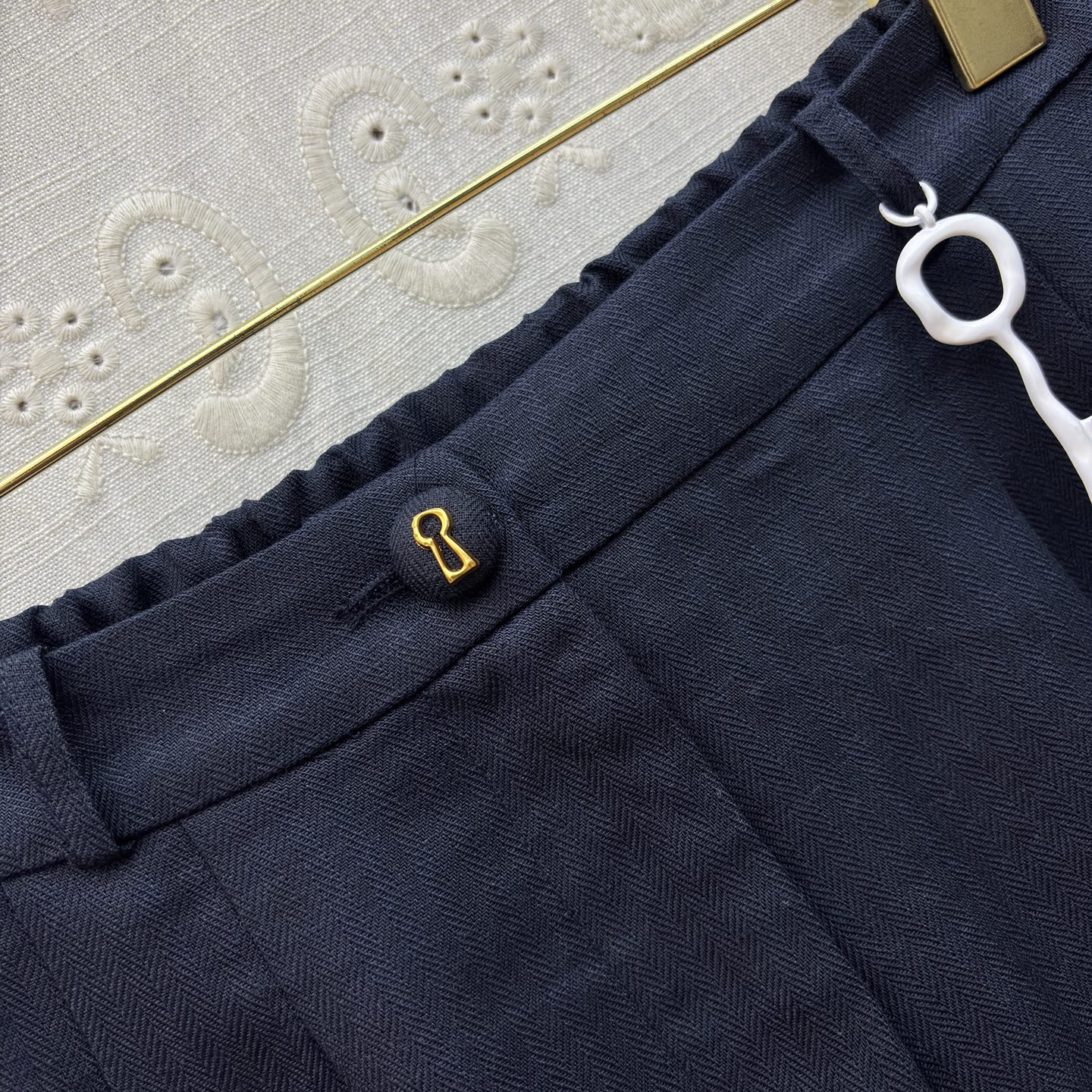 Sch亚麻马甲短裤套装 利落V领马甲搭配高腰花苞短裤 藏肉显瘦又提气场 透气亚麻质感自带松弛感 通勤、约