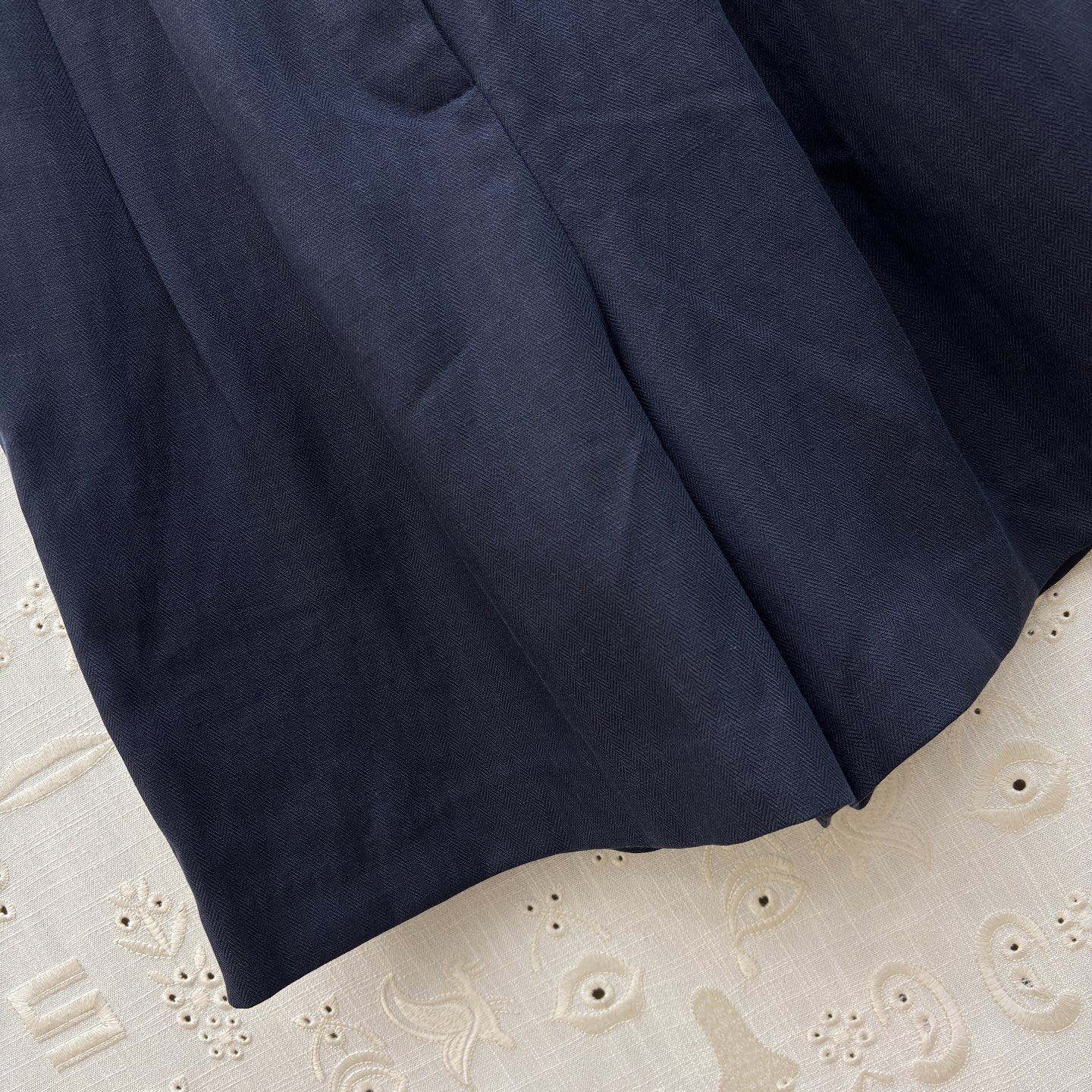 Sch亚麻马甲短裤套装 利落V领马甲搭配高腰花苞短裤 藏肉显瘦又提气场 透气亚麻质感自带松弛感 通勤、约