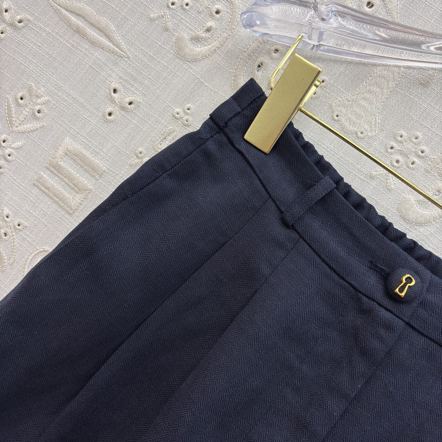 Sch亚麻马甲短裤套装 利落V领马甲搭配高腰花苞短裤 藏肉显瘦又提气场 透气亚麻质感自带松弛感 通勤、约