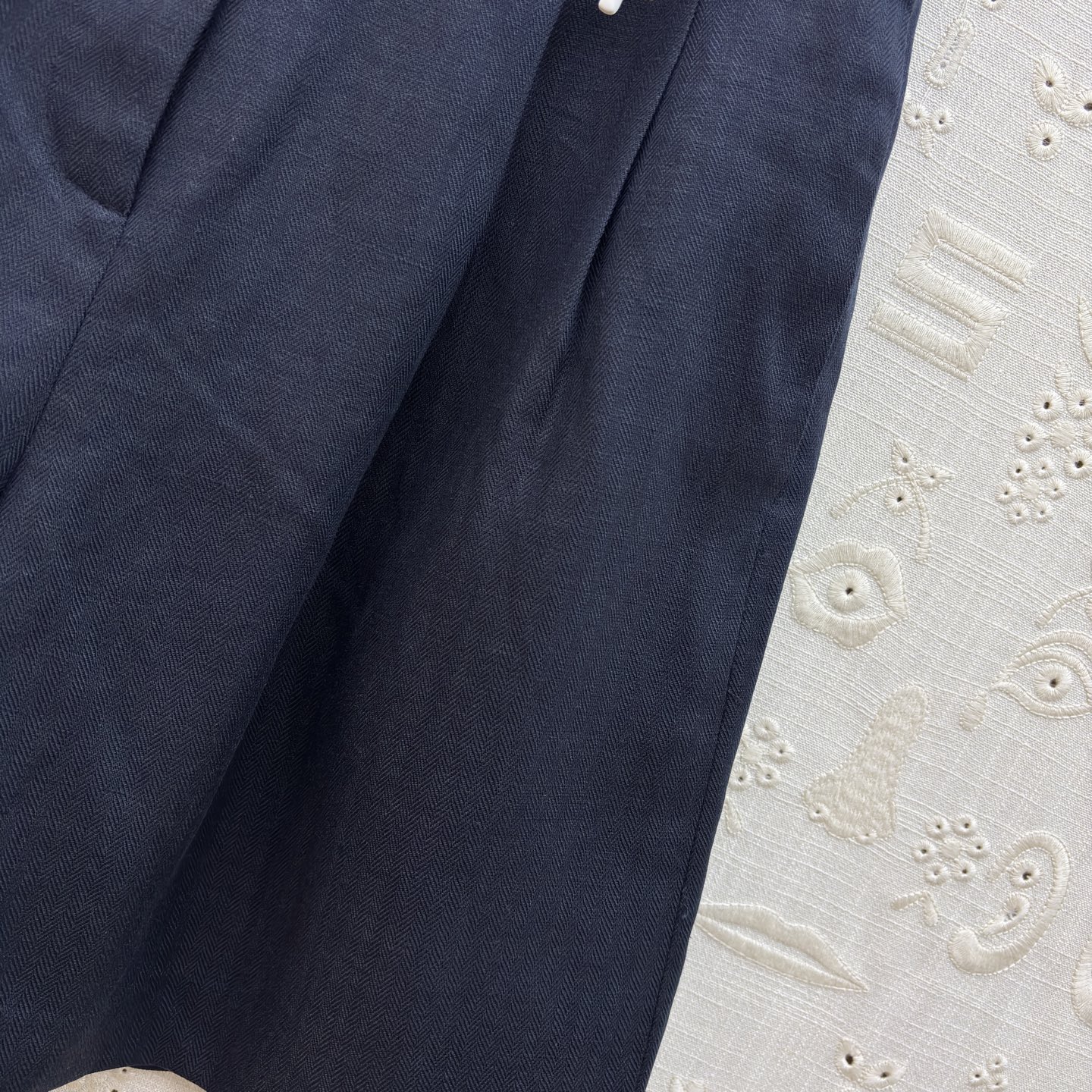 Sch亚麻马甲短裤套装 利落V领马甲搭配高腰花苞短裤 藏肉显瘦又提气场 透气亚麻质感自带松弛感 通勤、约