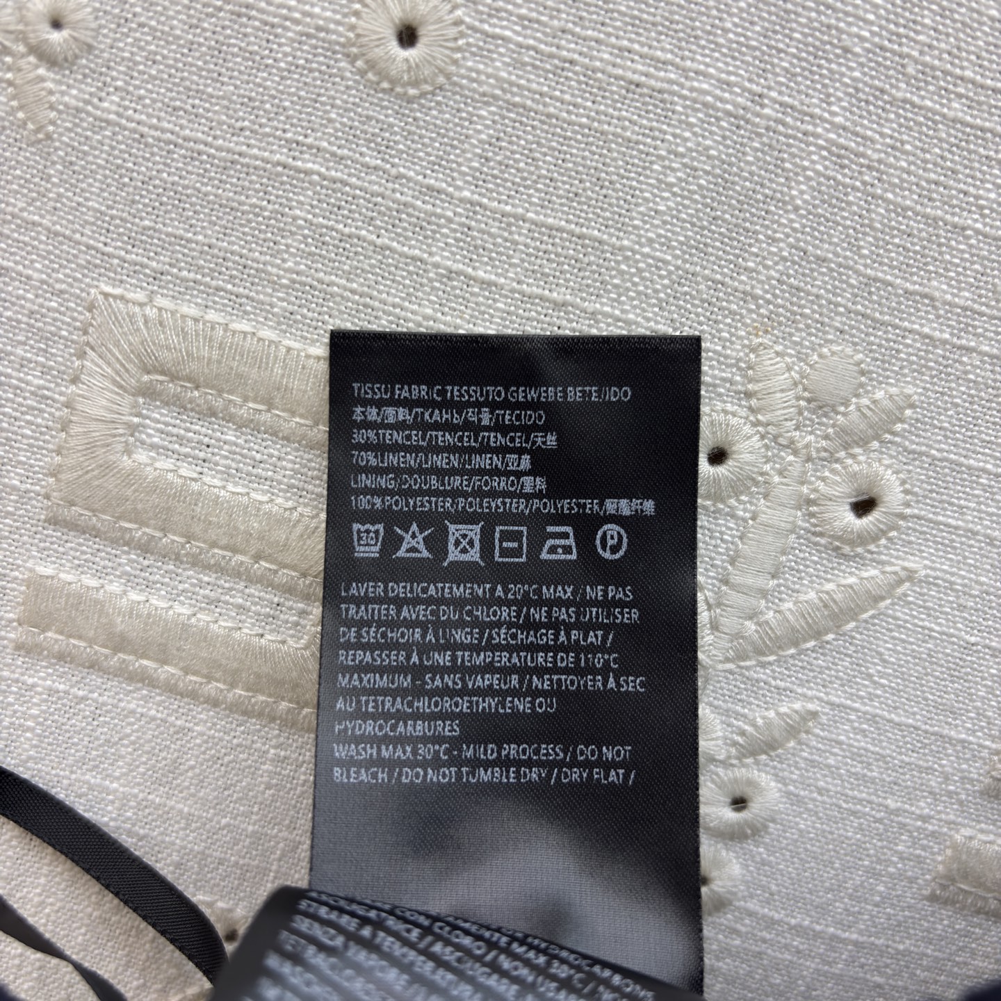 Sch亚麻马甲短裤套装 利落V领马甲搭配高腰花苞短裤 藏肉显瘦又提气场 透气亚麻质感自带松弛感 通勤、约