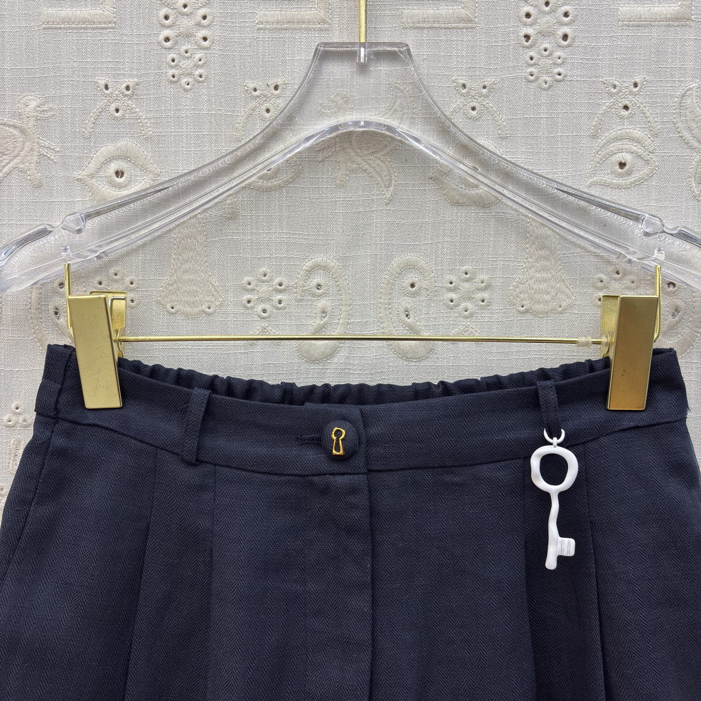 Sch亚麻马甲短裤套装 利落V领马甲搭配高腰花苞短裤 藏肉显瘦又提气场 透气亚麻质感自带松弛感 通勤、约