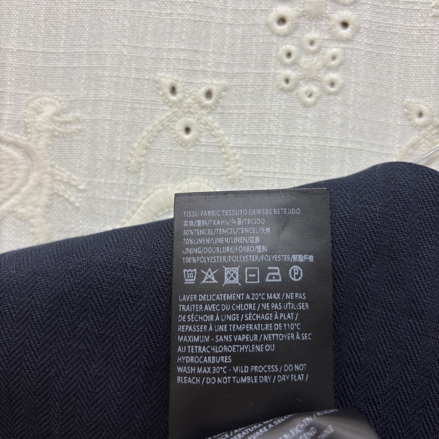 Sch亚麻马甲短裤套装 利落V领马甲搭配高腰花苞短裤 藏肉显瘦又提气场 透气亚麻质感自带松弛感 通勤、约