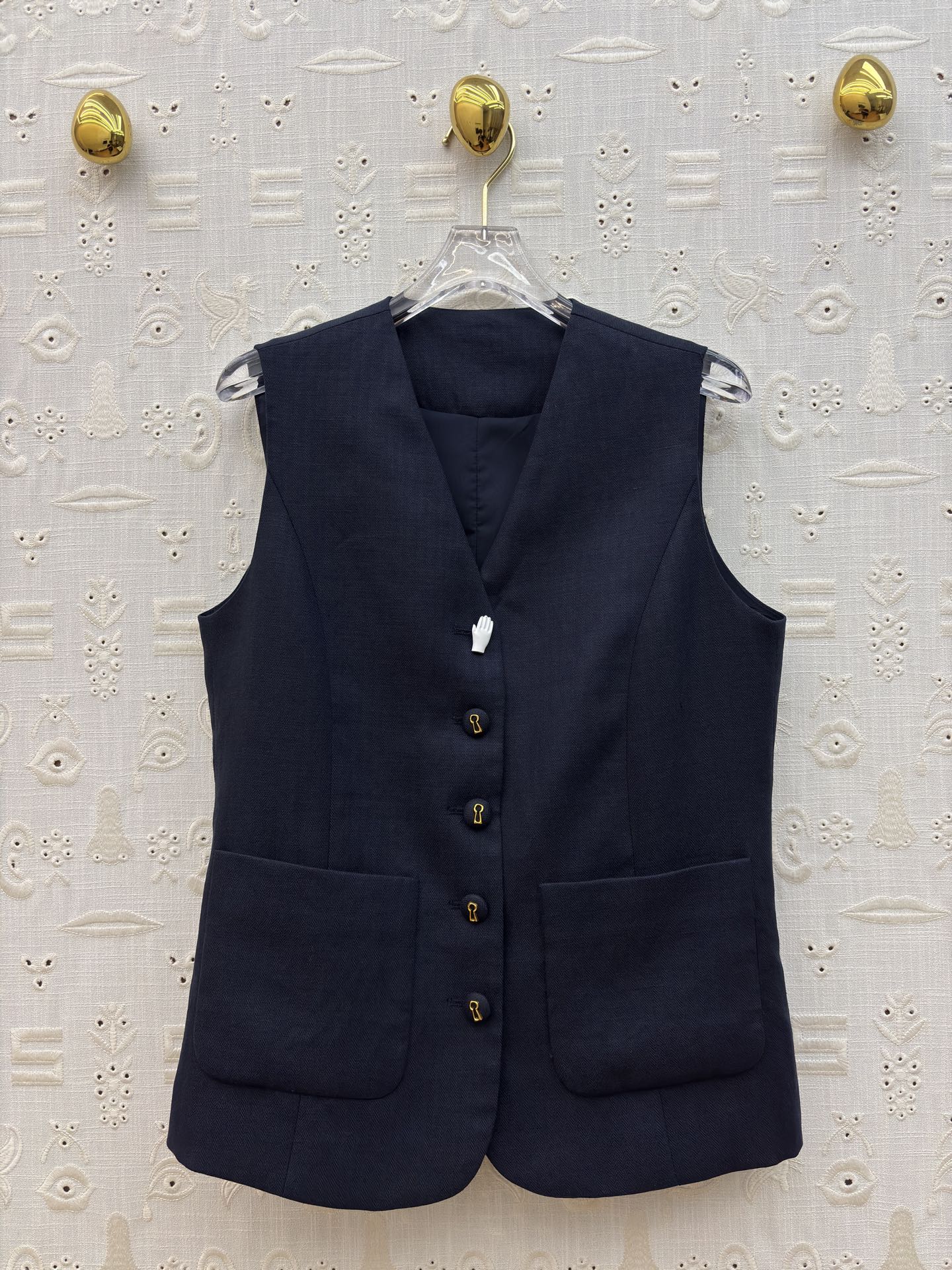 Sch亚麻马甲短裤套装 利落V领马甲搭配高腰花苞短裤 藏肉显瘦又提气场 透气亚麻质感自带松弛感 通勤、约