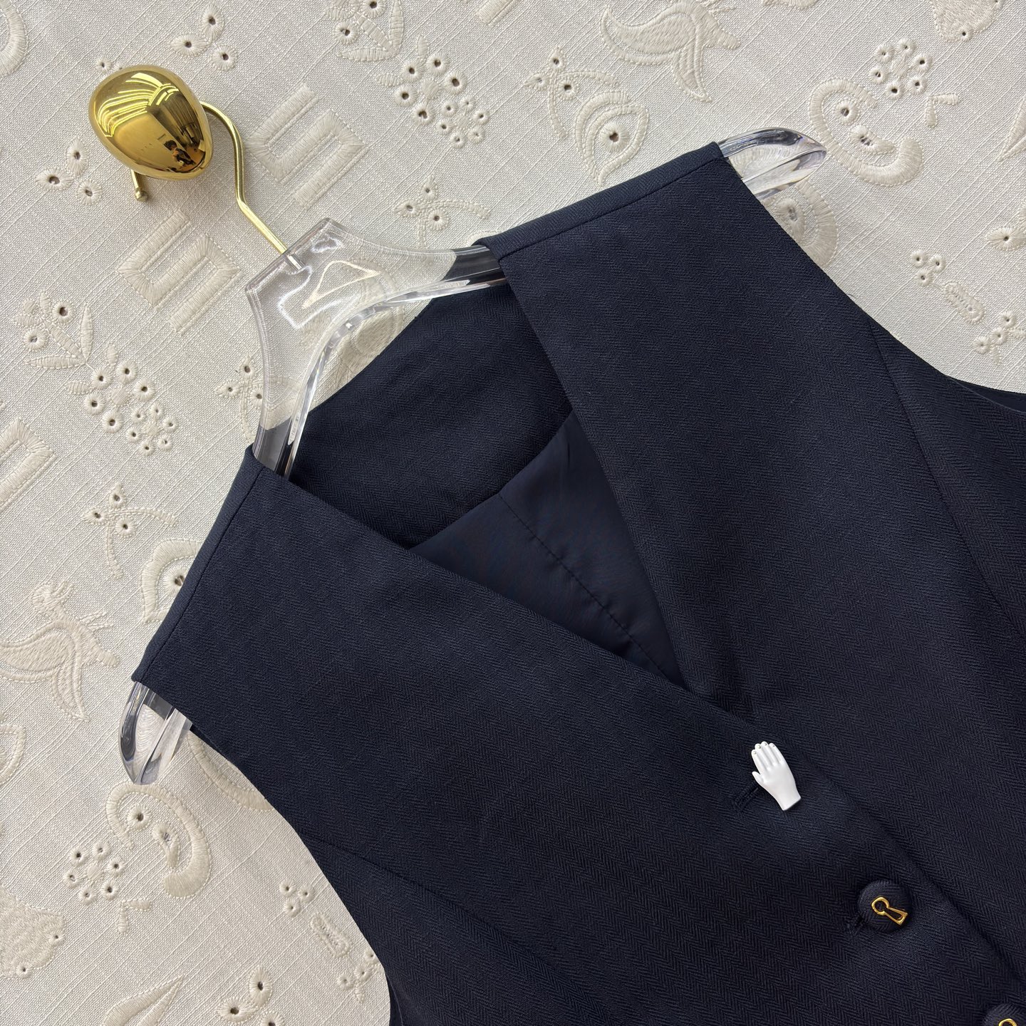 Sch亚麻马甲短裤套装 利落V领马甲搭配高腰花苞短裤 藏肉显瘦又提气场 透气亚麻质感自带松弛感 通勤、约