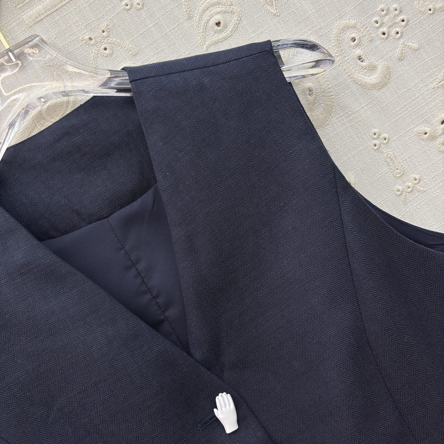 Sch亚麻马甲短裤套装 利落V领马甲搭配高腰花苞短裤 藏肉显瘦又提气场 透气亚麻质感自带松弛感 通勤、约