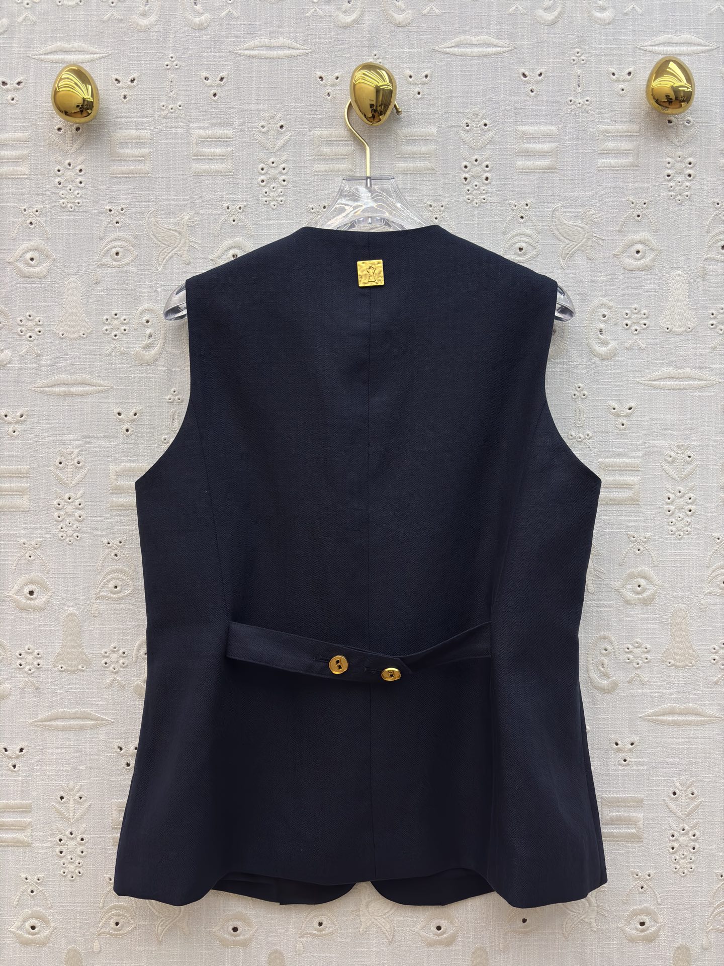 Sch亚麻马甲短裤套装 利落V领马甲搭配高腰花苞短裤 藏肉显瘦又提气场 透气亚麻质感自带松弛感 通勤、约