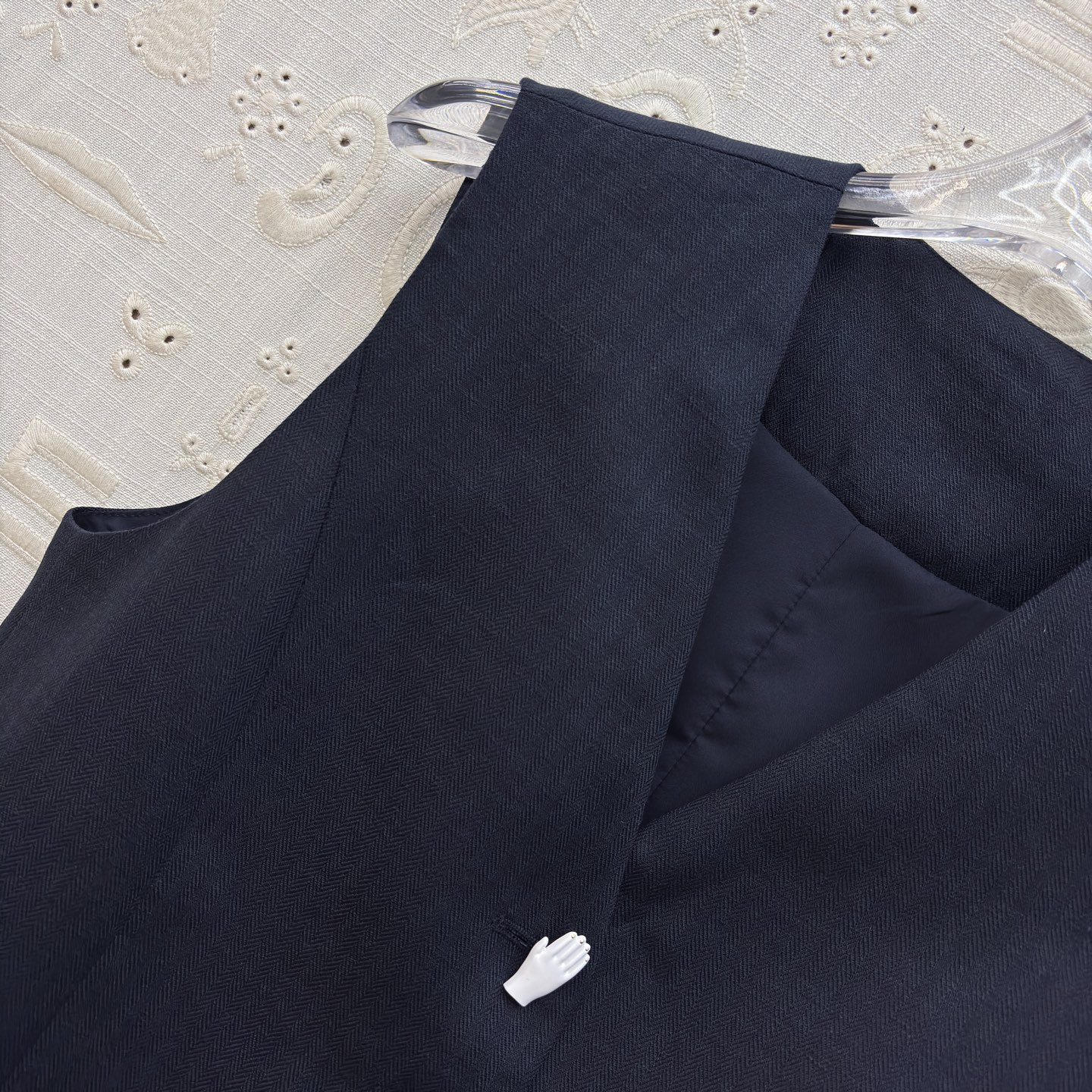 Sch亚麻马甲短裤套装 利落V领马甲搭配高腰花苞短裤 藏肉显瘦又提气场 透气亚麻质感自带松弛感 通勤、约