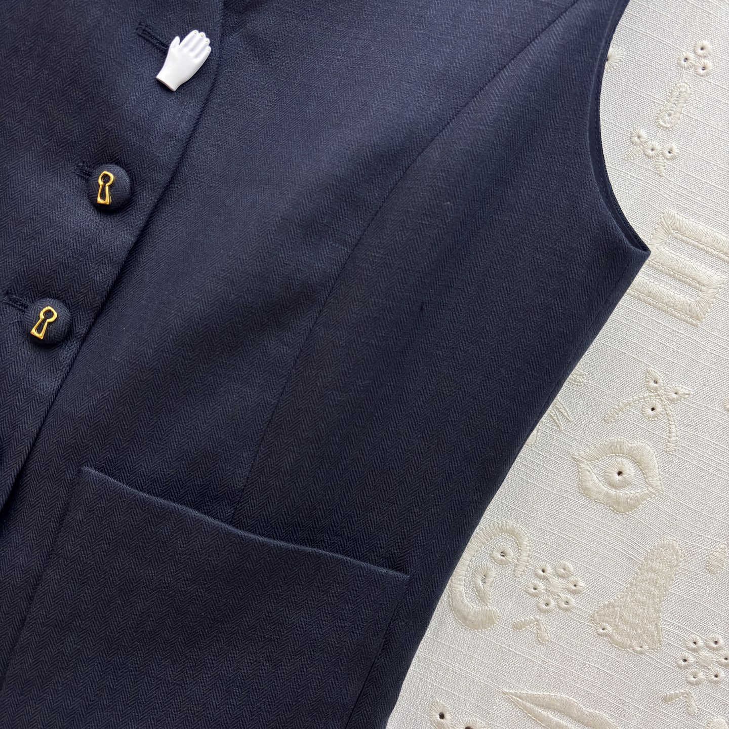 Sch亚麻马甲短裤套装 利落V领马甲搭配高腰花苞短裤 藏肉显瘦又提气场 透气亚麻质感自带松弛感 通勤、约