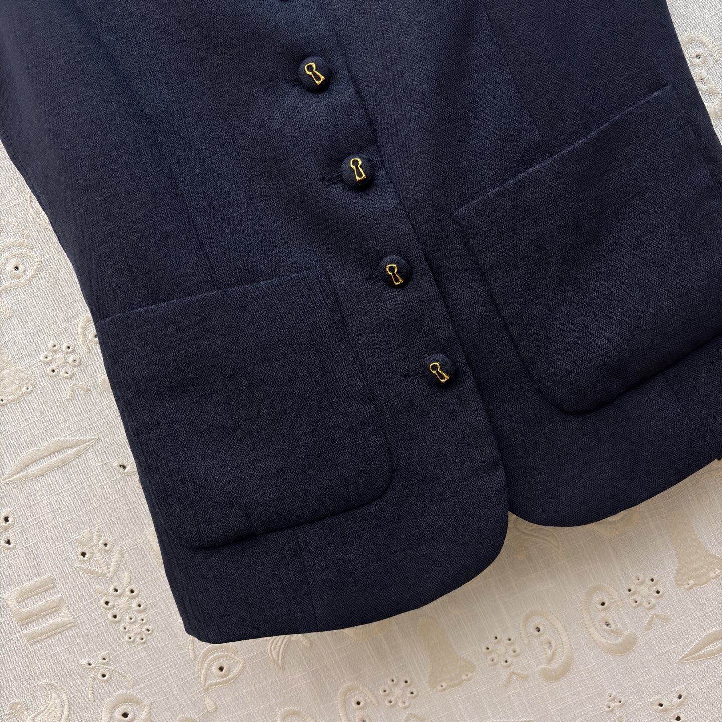 Sch亚麻马甲短裤套装 利落V领马甲搭配高腰花苞短裤 藏肉显瘦又提气场 透气亚麻质感自带松弛感 通勤、约