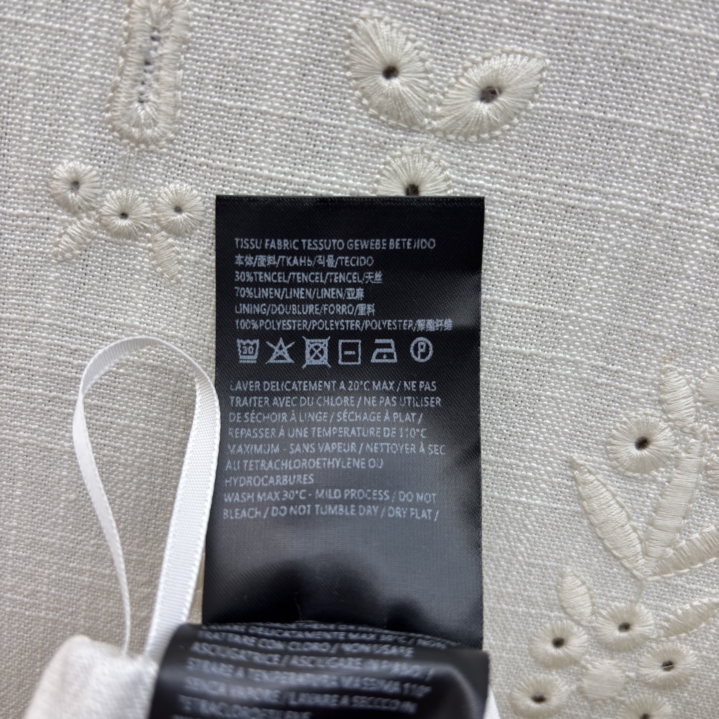 Sch亚麻马甲短裤套装 利落V领马甲搭配高腰花苞短裤 藏肉显瘦又提气场 透气亚麻质感自带松弛感 通勤、约