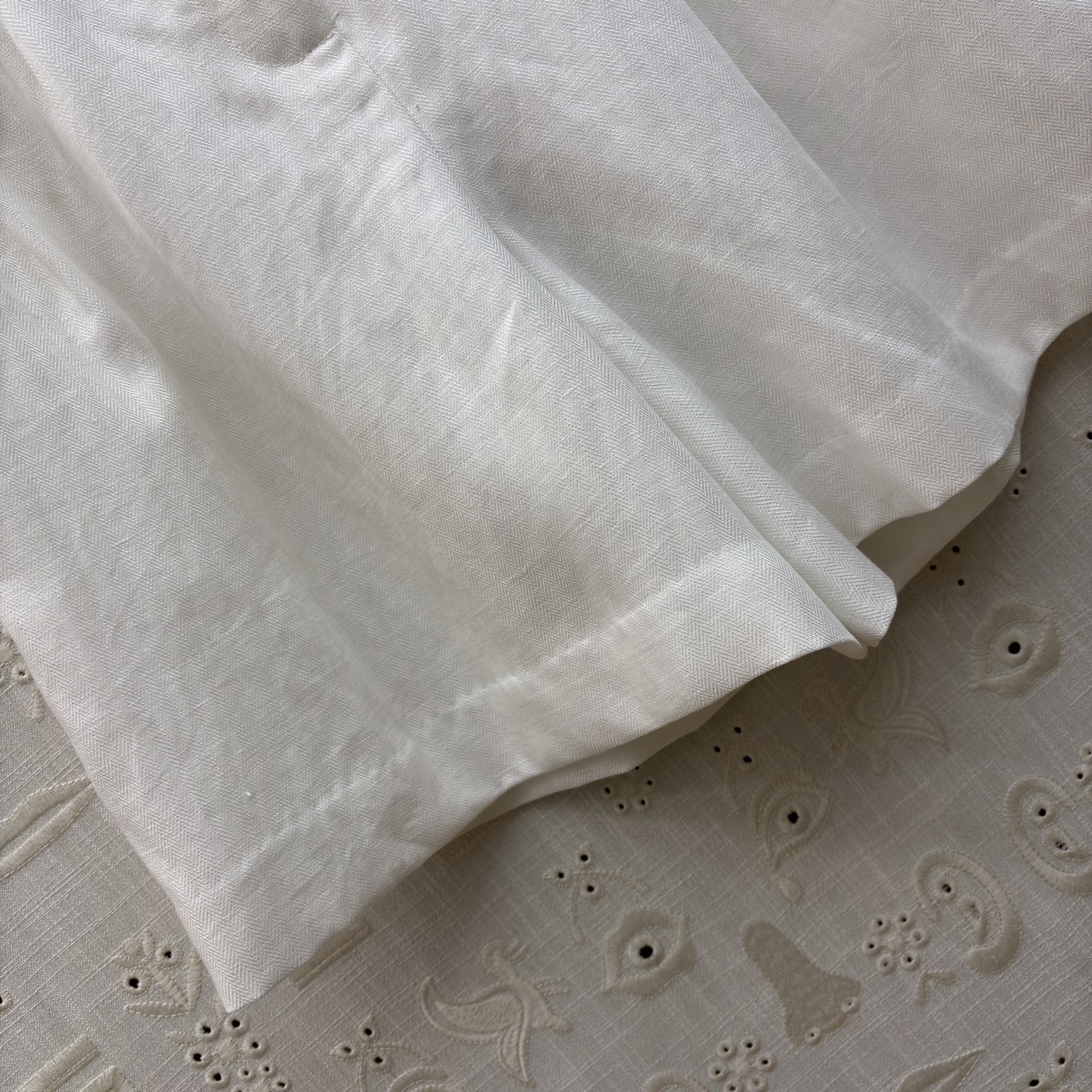 Sch亚麻马甲短裤套装 利落V领马甲搭配高腰花苞短裤 藏肉显瘦又提气场 透气亚麻质感自带松弛感 通勤、约