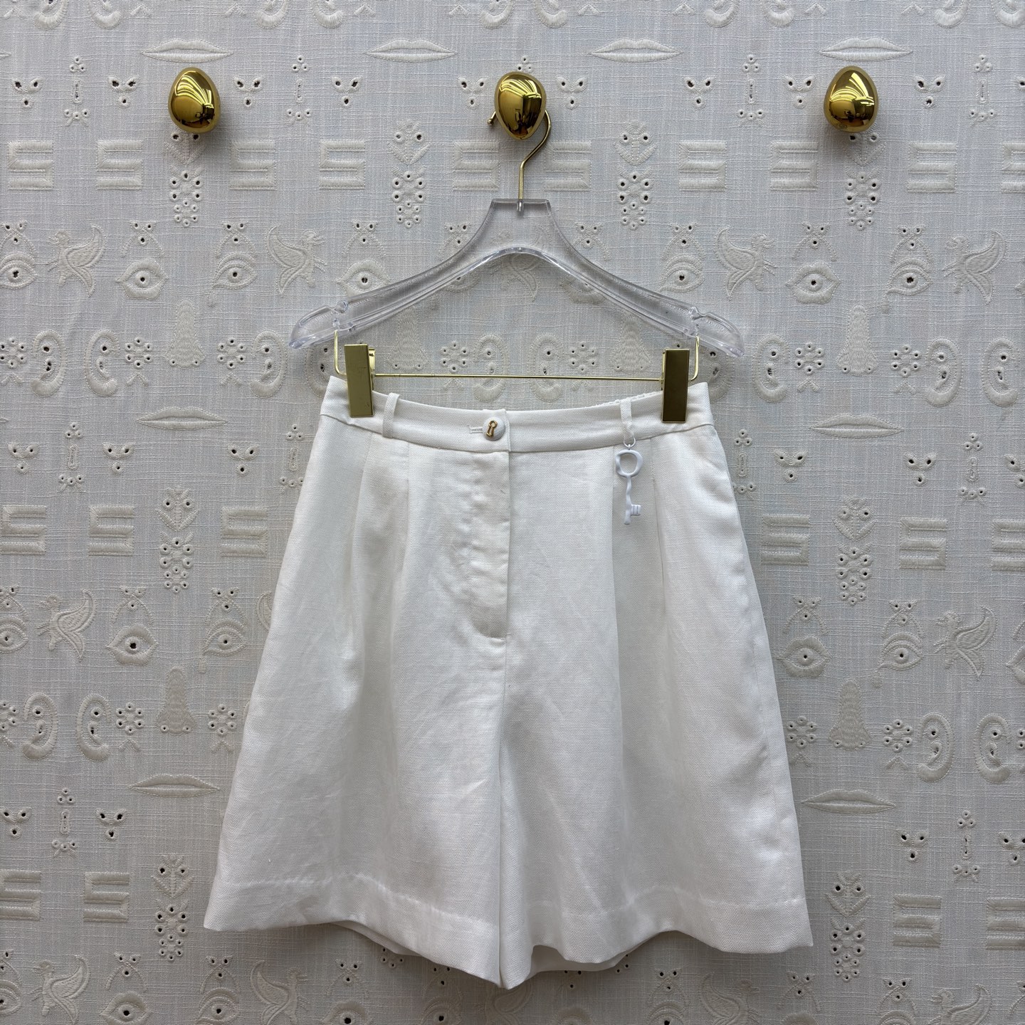 Sch亚麻马甲短裤套装 利落V领马甲搭配高腰花苞短裤 藏肉显瘦又提气场 透气亚麻质感自带松弛感 通勤、约