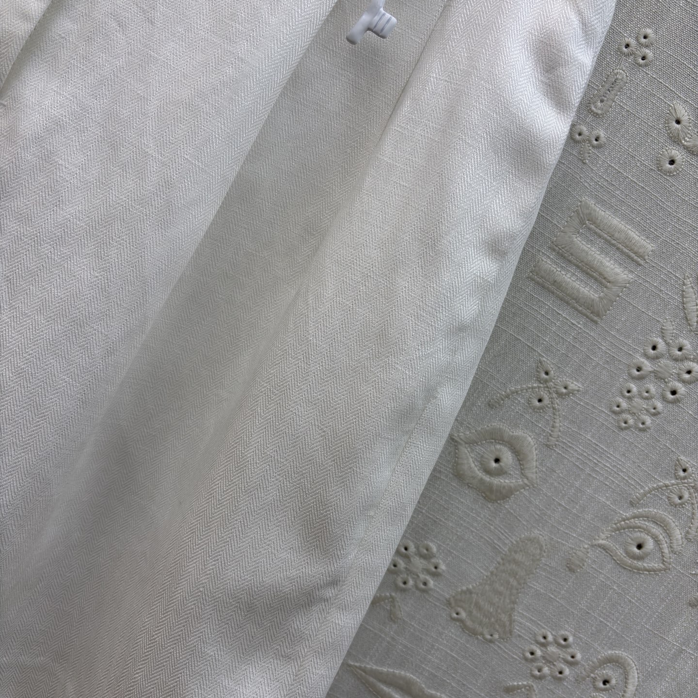 Sch亚麻马甲短裤套装 利落V领马甲搭配高腰花苞短裤 藏肉显瘦又提气场 透气亚麻质感自带松弛感 通勤、约