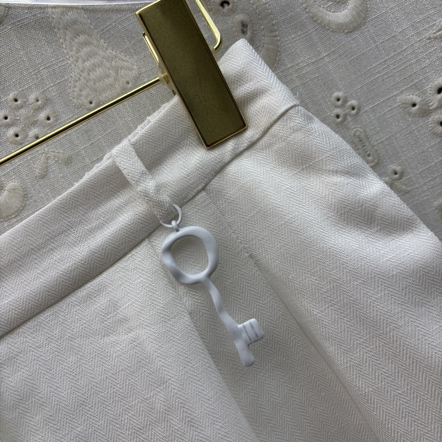 Sch亚麻马甲短裤套装 利落V领马甲搭配高腰花苞短裤 藏肉显瘦又提气场 透气亚麻质感自带松弛感 通勤、约