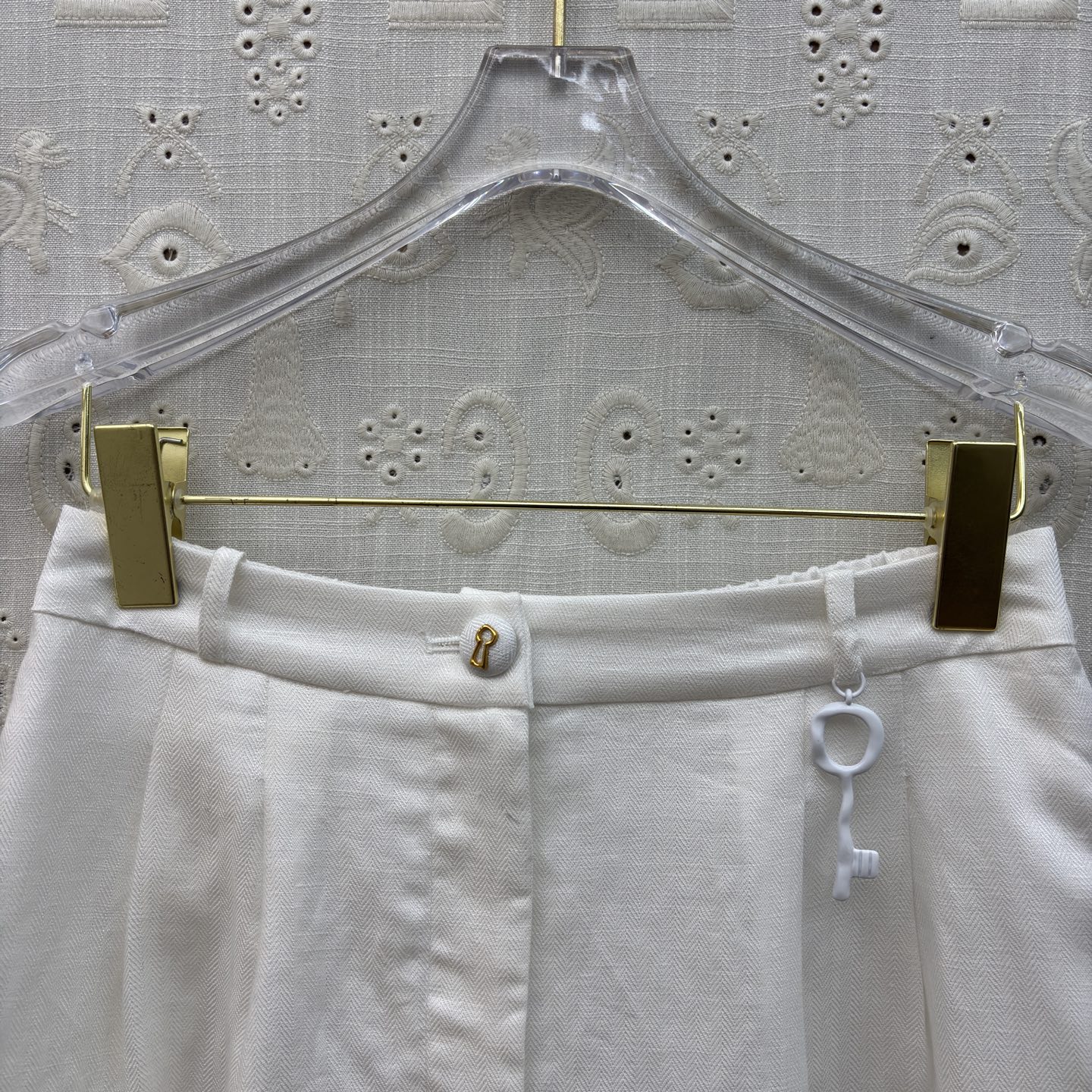 Sch亚麻马甲短裤套装 利落V领马甲搭配高腰花苞短裤 藏肉显瘦又提气场 透气亚麻质感自带松弛感 通勤、约