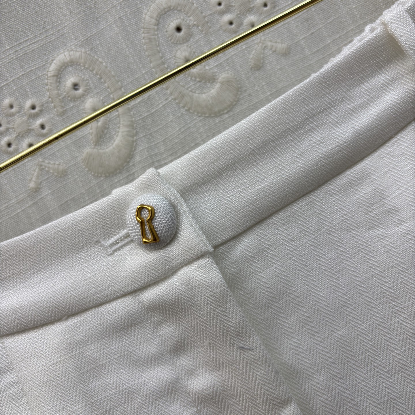 Sch亚麻马甲短裤套装 利落V领马甲搭配高腰花苞短裤 藏肉显瘦又提气场 透气亚麻质感自带松弛感 通勤、约