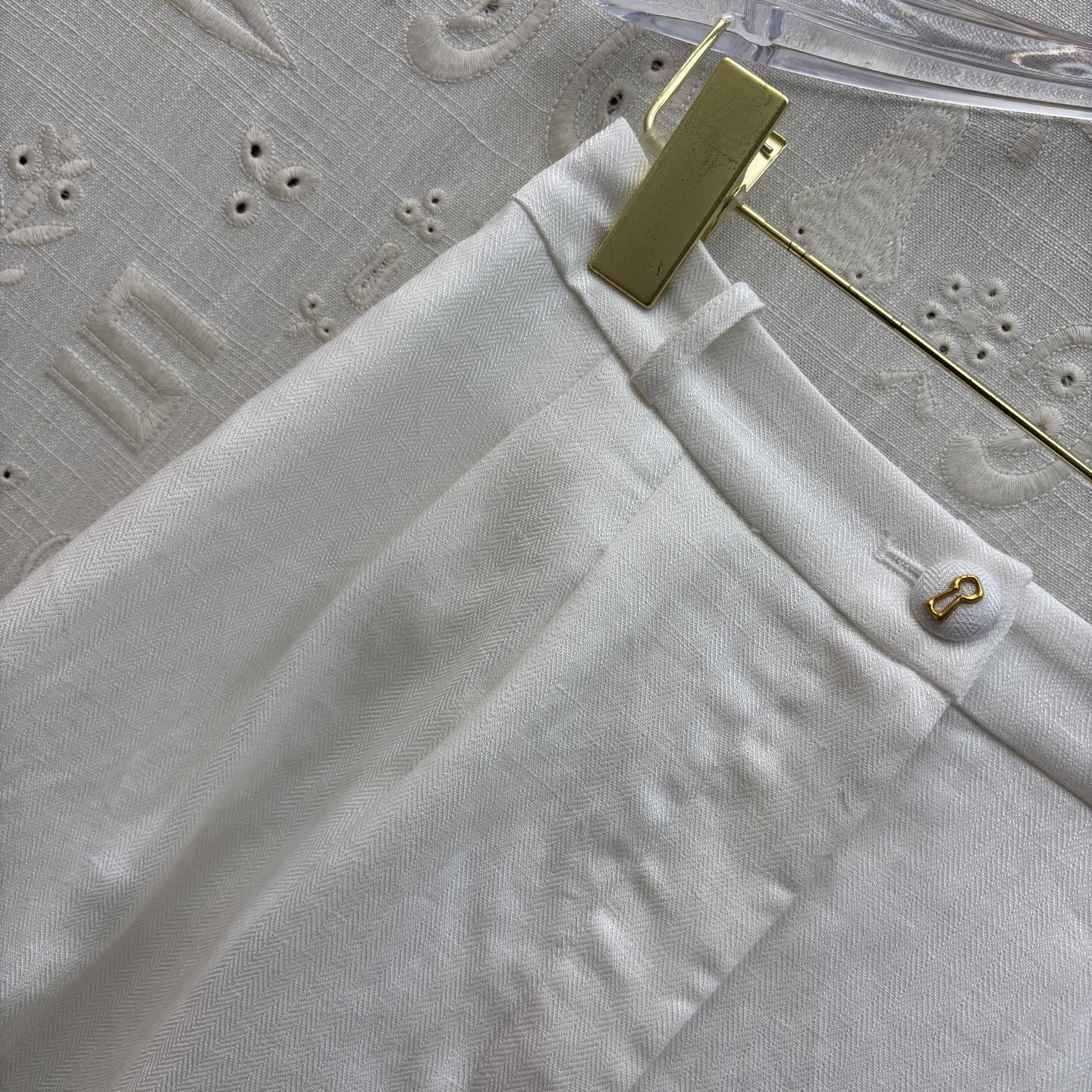 Sch亚麻马甲短裤套装 利落V领马甲搭配高腰花苞短裤 藏肉显瘦又提气场 透气亚麻质感自带松弛感 通勤、约