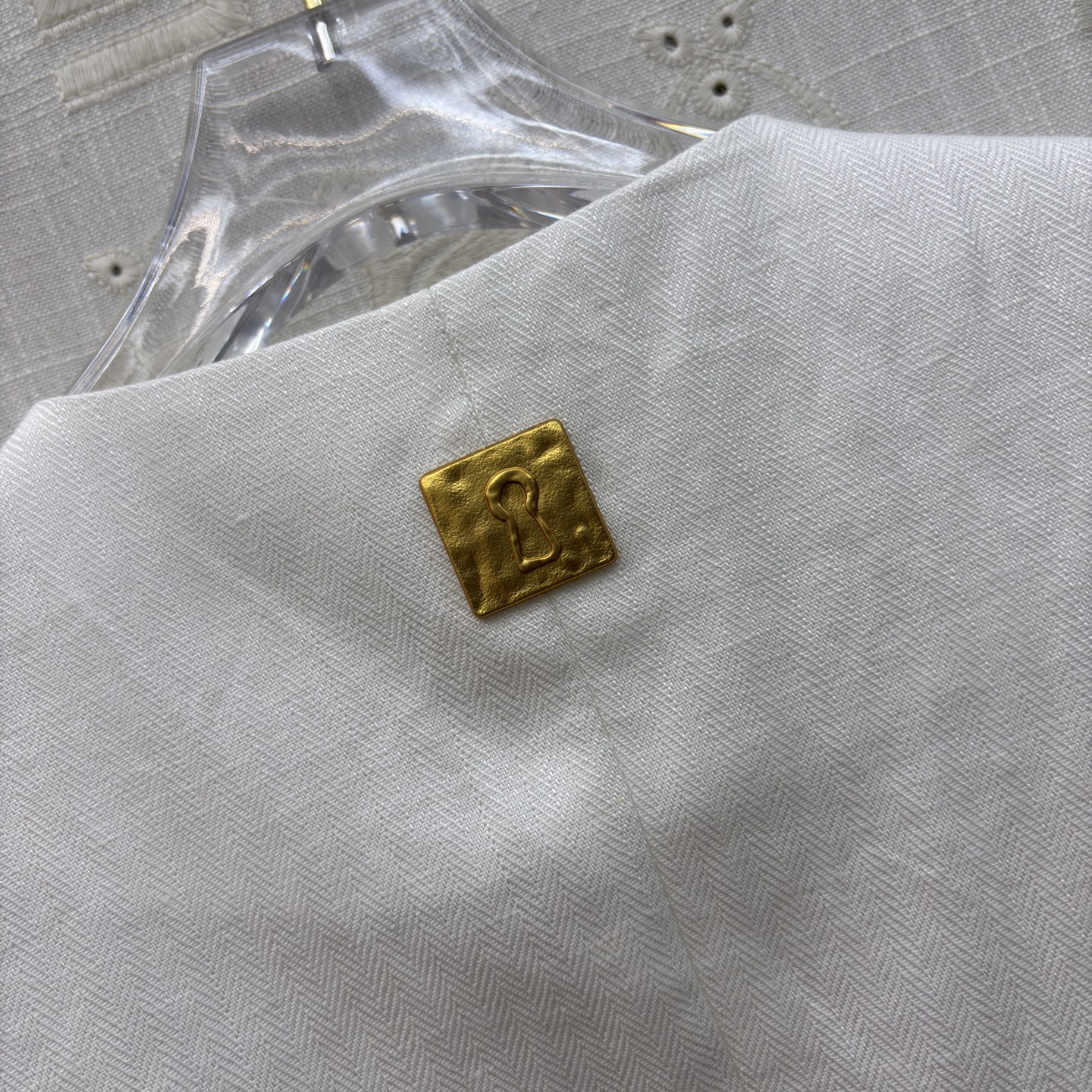 Sch亚麻马甲短裤套装 利落V领马甲搭配高腰花苞短裤 藏肉显瘦又提气场 透气亚麻质感自带松弛感 通勤、约