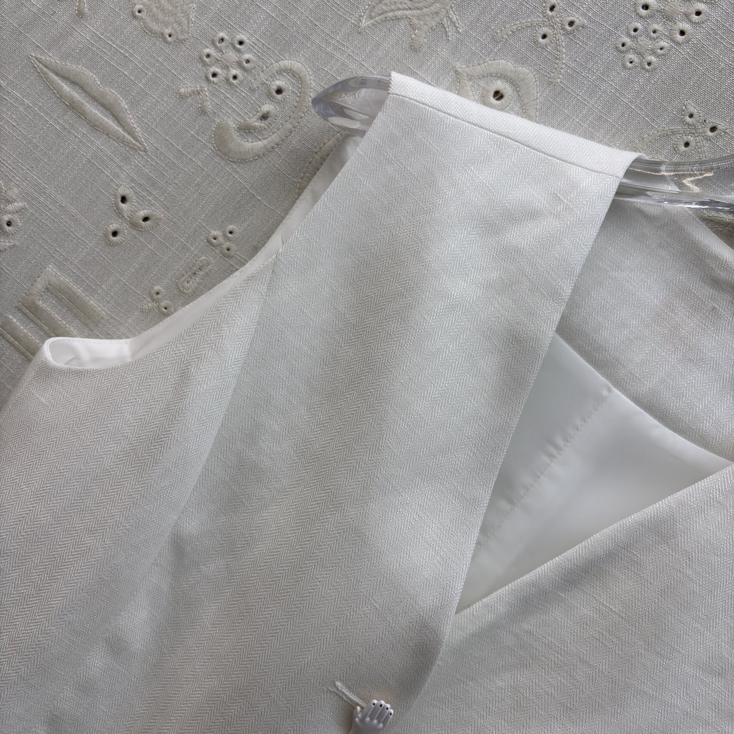 Sch亚麻马甲短裤套装 利落V领马甲搭配高腰花苞短裤 藏肉显瘦又提气场 透气亚麻质感自带松弛感 通勤、约