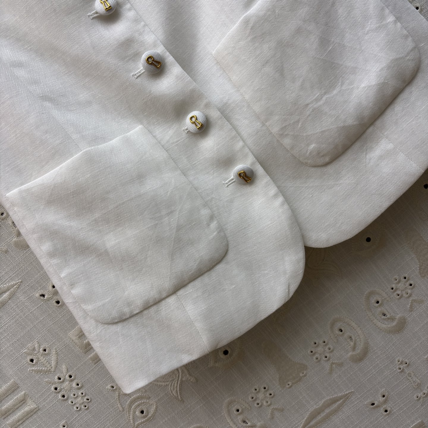 Sch亚麻马甲短裤套装 利落V领马甲搭配高腰花苞短裤 藏肉显瘦又提气场 透气亚麻质感自带松弛感 通勤、约