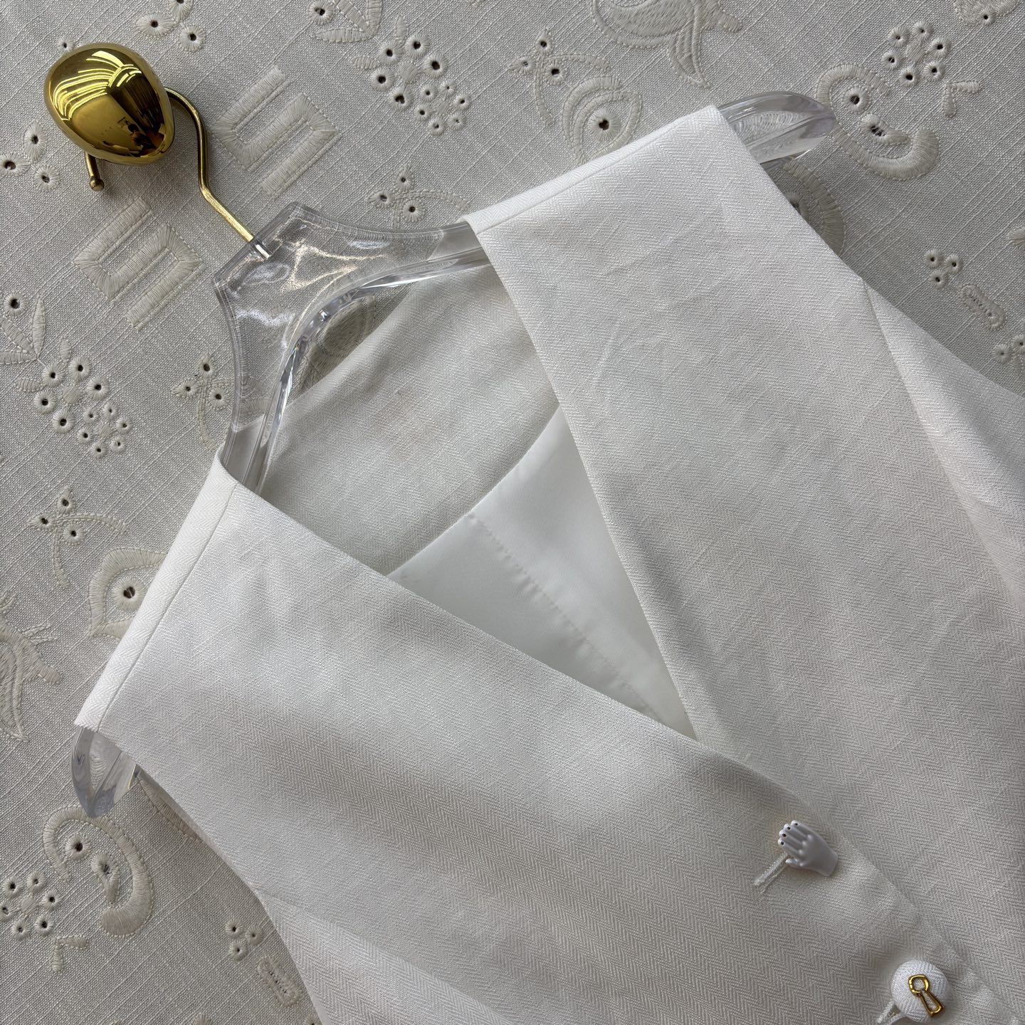 Sch亚麻马甲短裤套装 利落V领马甲搭配高腰花苞短裤 藏肉显瘦又提气场 透气亚麻质感自带松弛感 通勤、约