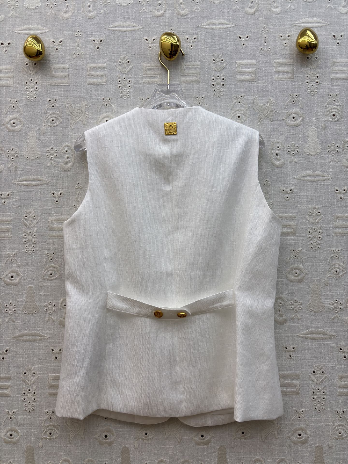 Sch亚麻马甲短裤套装 利落V领马甲搭配高腰花苞短裤 藏肉显瘦又提气场 透气亚麻质感自带松弛感 通勤、约