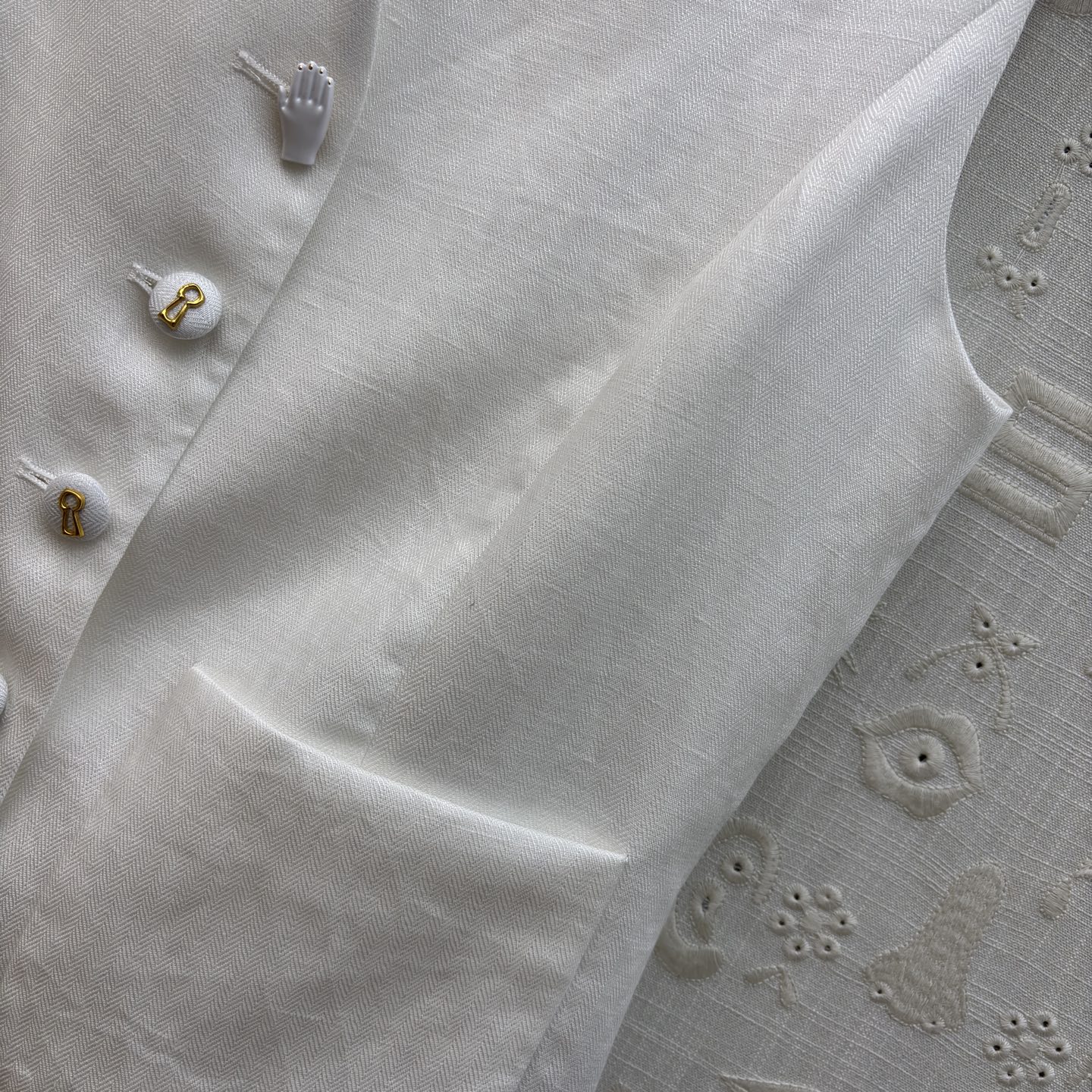 Sch亚麻马甲短裤套装 利落V领马甲搭配高腰花苞短裤 藏肉显瘦又提气场 透气亚麻质感自带松弛感 通勤、约